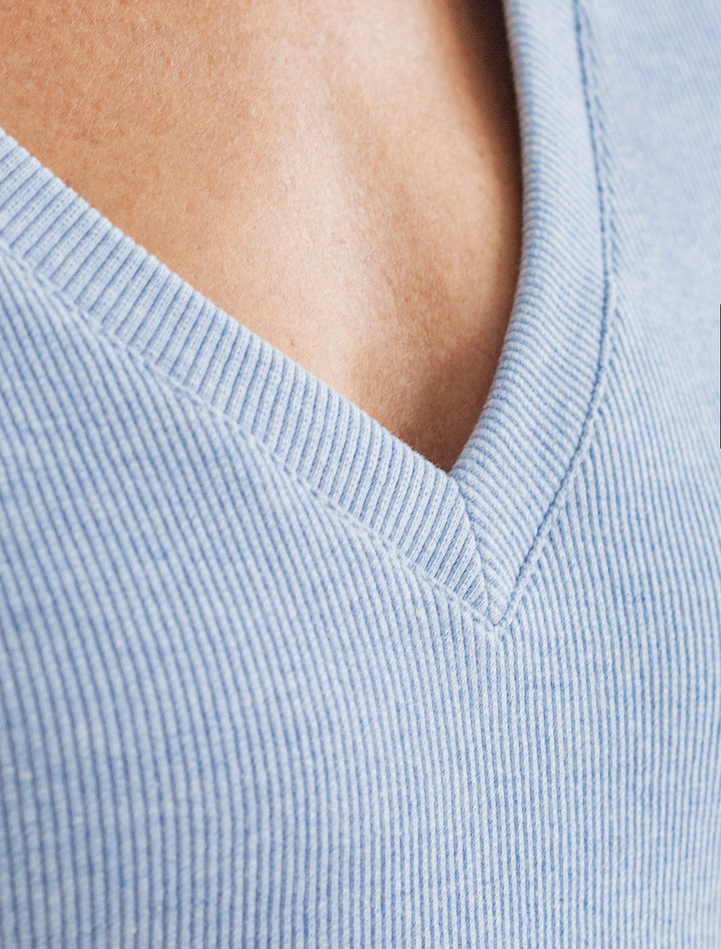 Футболка из плотного трикотажа в рубчик с V-образным вырезом - Vilatte фото 2