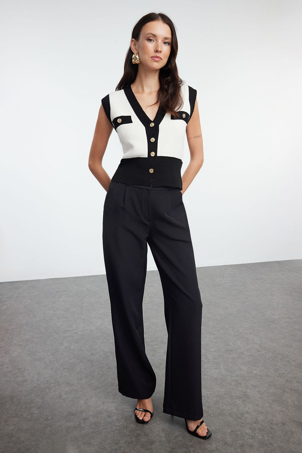 TRENDYOLMILLA Ekru Cep Detayl? V Yaka Fitted Yelek TWOAW25YE00029  фото 7