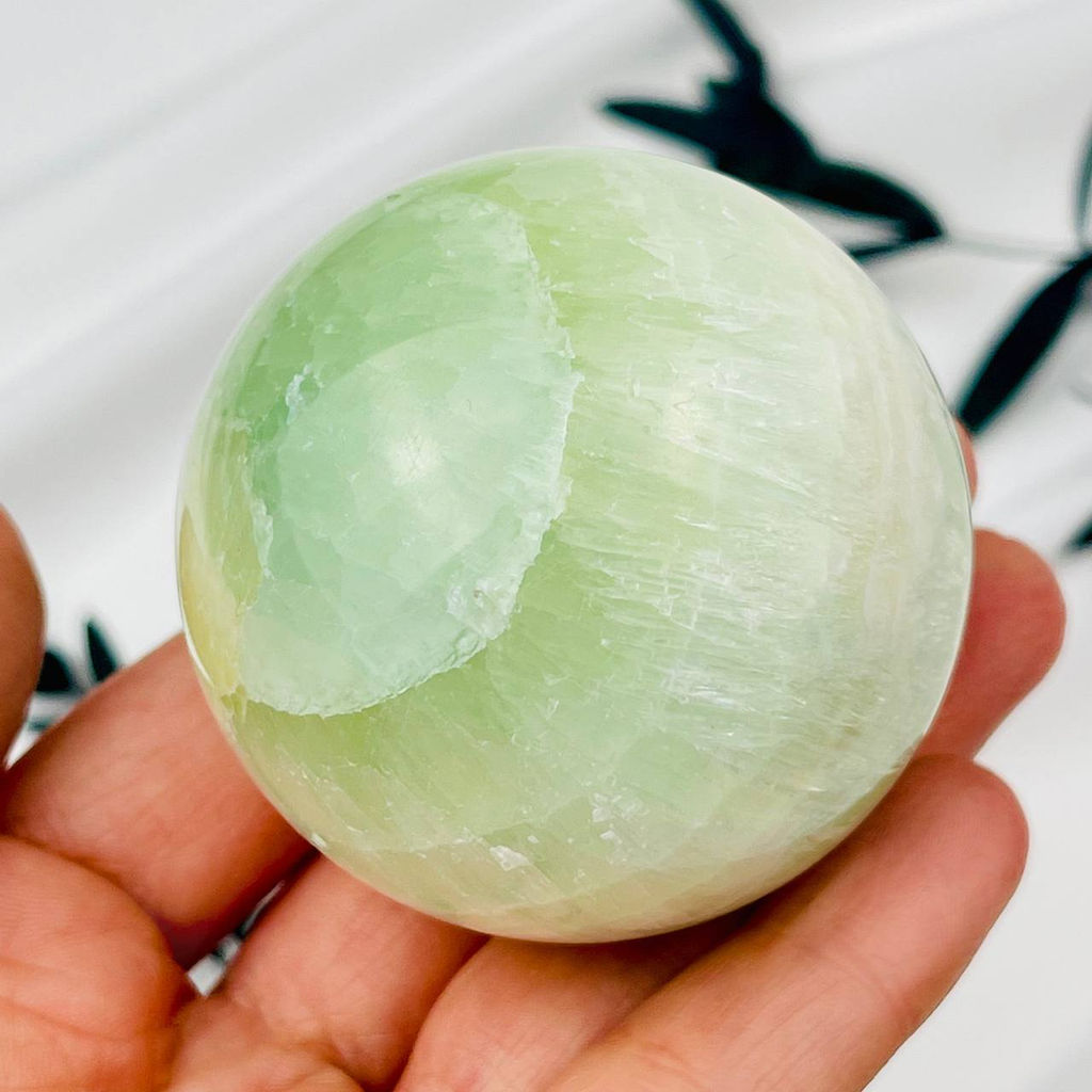 Шар из Кальцита "Фисташковый"