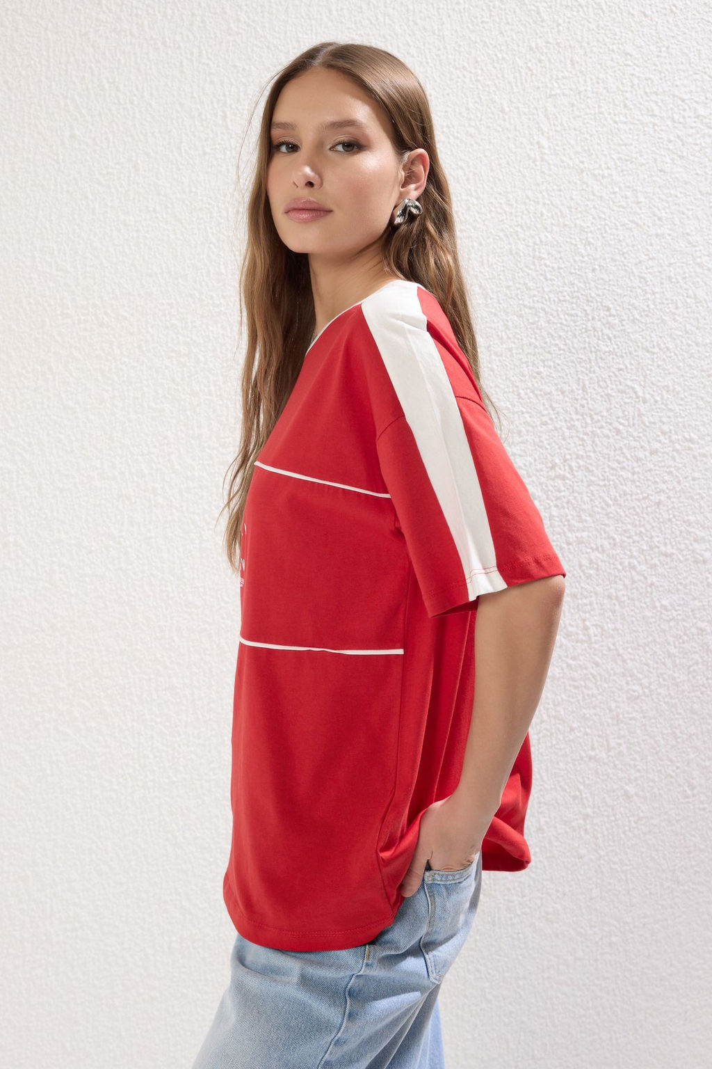 K?rm?z? %100 Kal?n Pamuklu Renk Bloklu Sloganl? Oversize/Genis Kal?p Orme T-Shirt TWOSS24TS00132