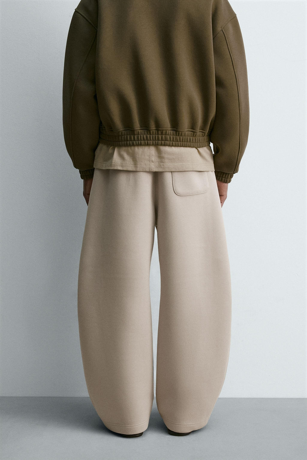 NEOPRENE-EFFECT BALLOON FIT TROUSERS - Zara фото 3