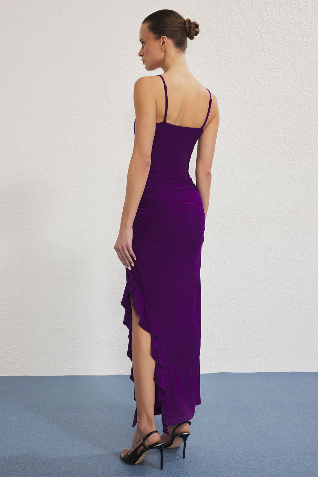 Trendyolmilla Siyah Ask?l? Vucuda Oturan F?rf?rl? Y?rtmacl? Esnek Maxi Orme Elbise TWOSS25EL00782  фото 8