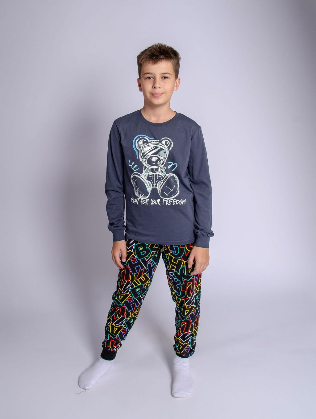 -10%! Пижама для мальчика 92224 т.серый/цветные буквы 870 Lets go - Let's go фото 2