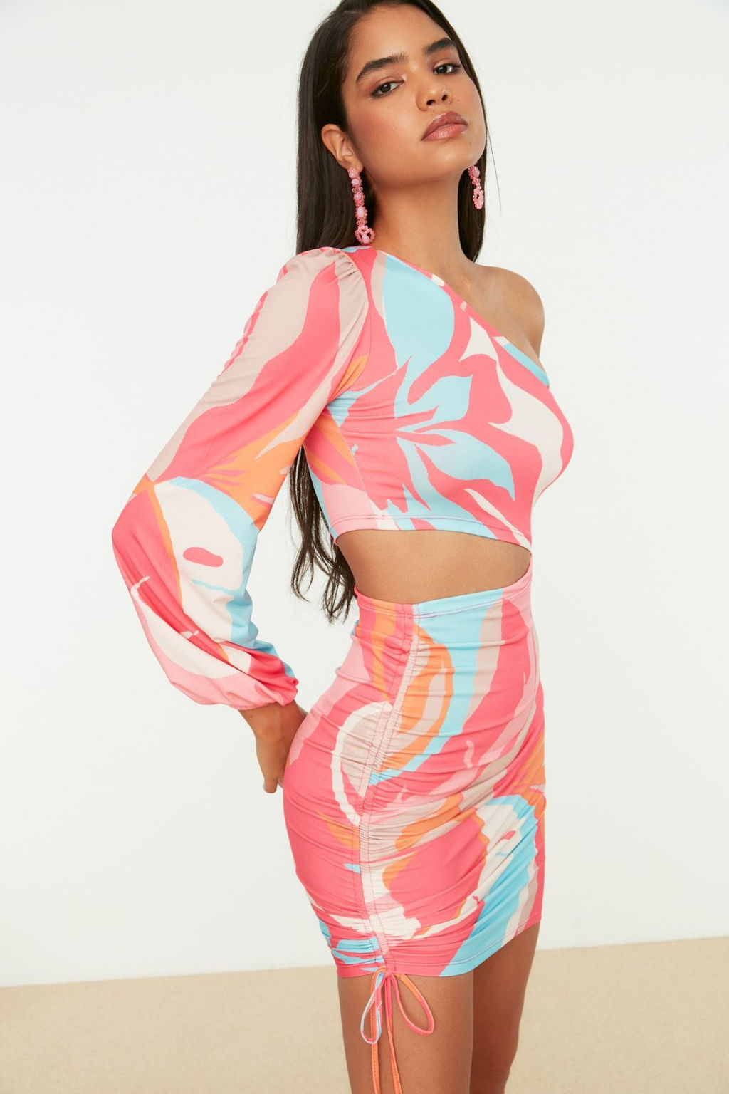 TRENDYOLMILLA Cok Renkli Vucuda Oturan Pencere/Cut Out Detayl? Orme K?sa Abiye Gece Elbise TPRSS21EL0179
