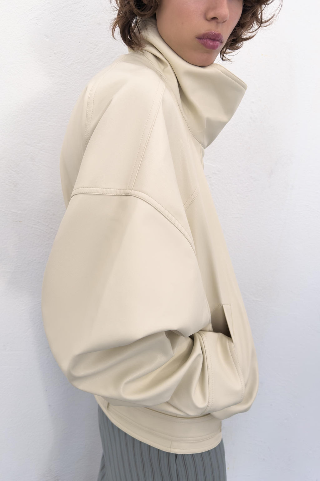 CHAQUETA BOMBER EFECTO PIEL / Crema - Zara фото 11