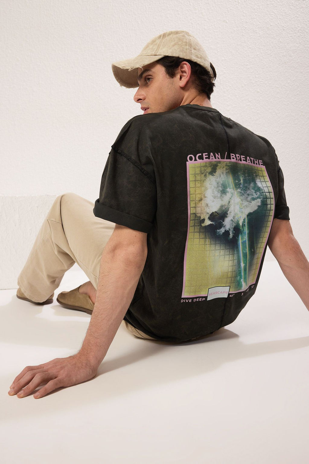 TRENDYOL MAN Siyah Oversize/Genis Kesim Dikis Detayl? Bask?l? T-Shirt TMNSS25TS00101 - Trendyolmilla фото 2