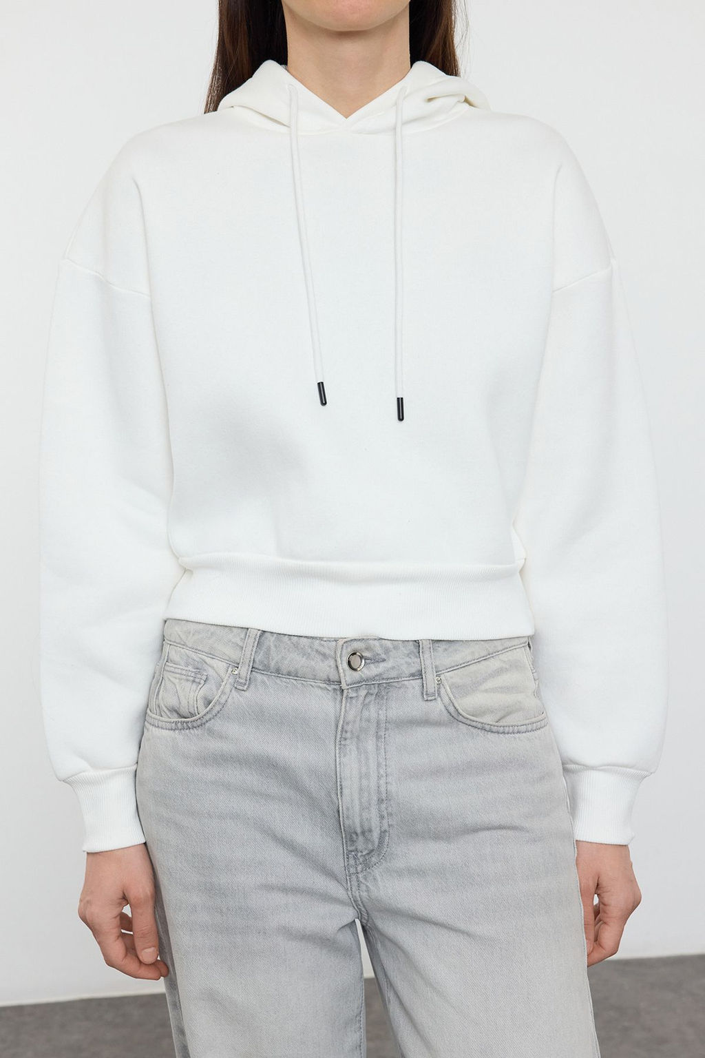TRENDYOLMILLA Ekru Kal?n Ici Polarl? Kapusonlu Rahat Kesim Crop Basic Orme Sweatshirt TWOAW24SW00105  фото 21
