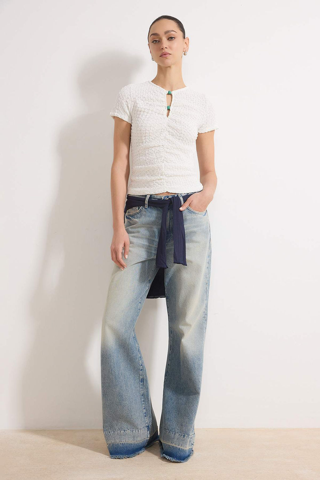 Ekru Fitted/Vucuda Oturan K?sa Kollu Dugmeli Dokulu Orme Bluz TWOSS26BZ00257