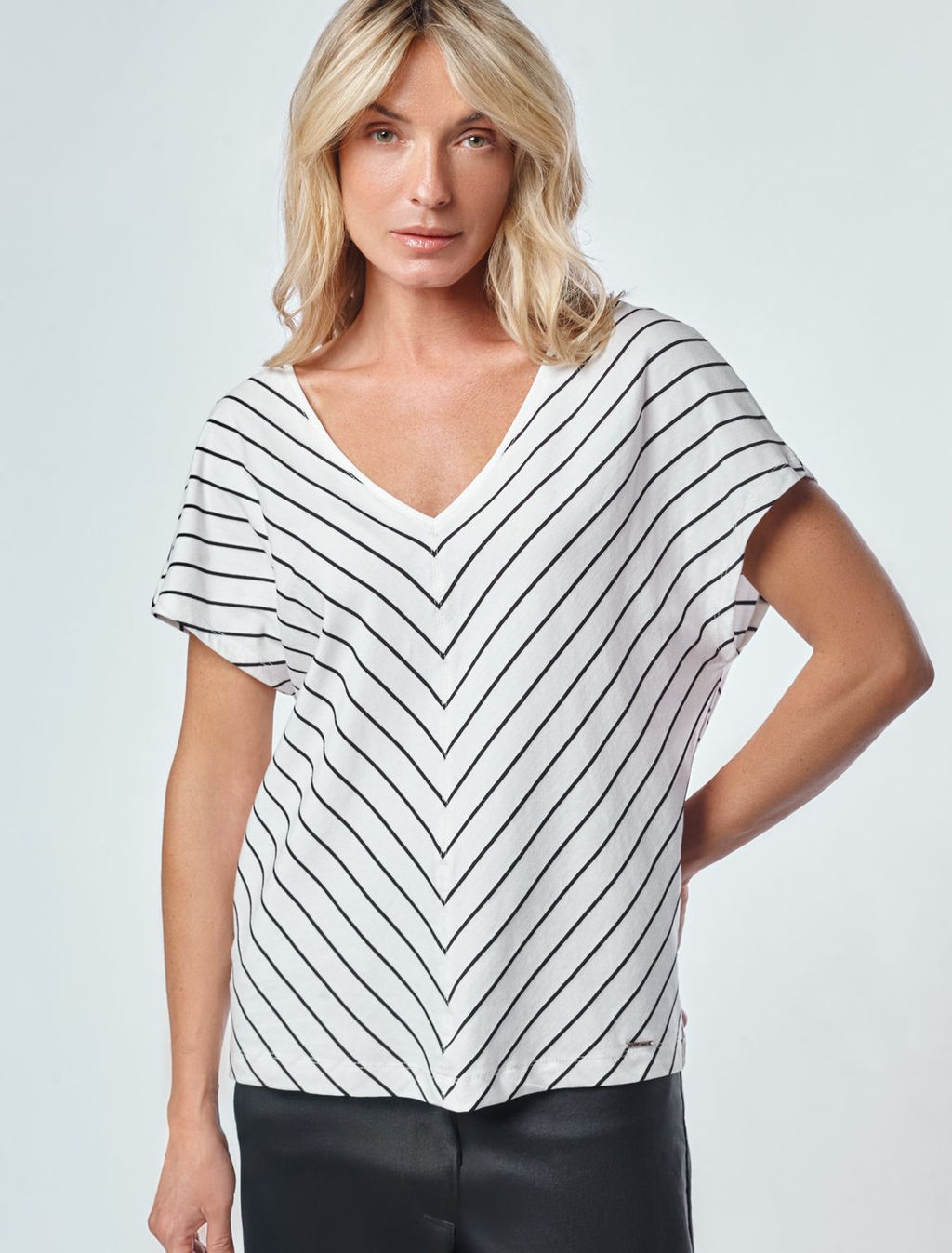 D49.069 Футболка женская белый-черный полоса