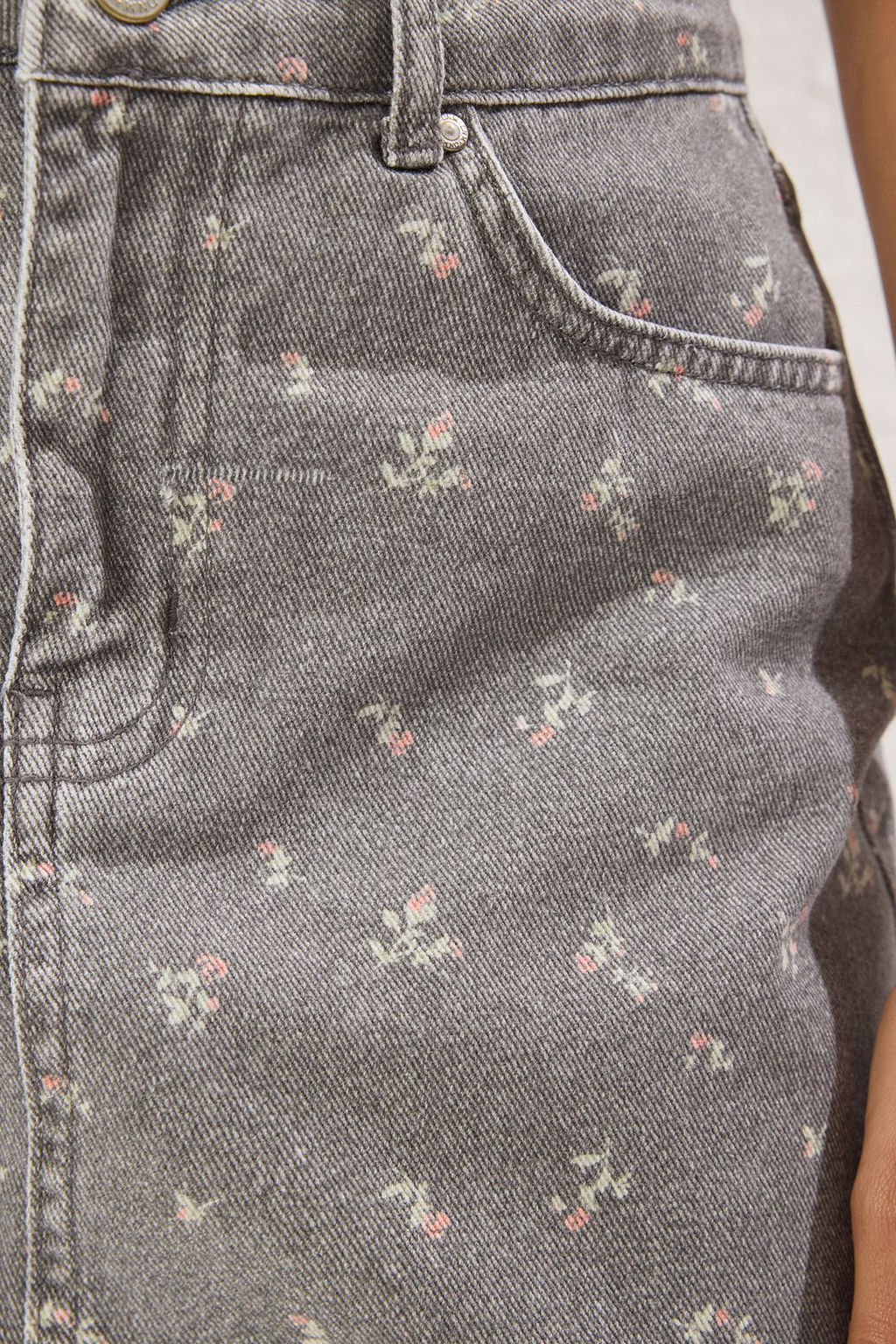 TRENDYOLMILLA Gri Cicek Desenli Normal Bel Mini Denim Balon Etek TWOSS25ET00161 фото 4