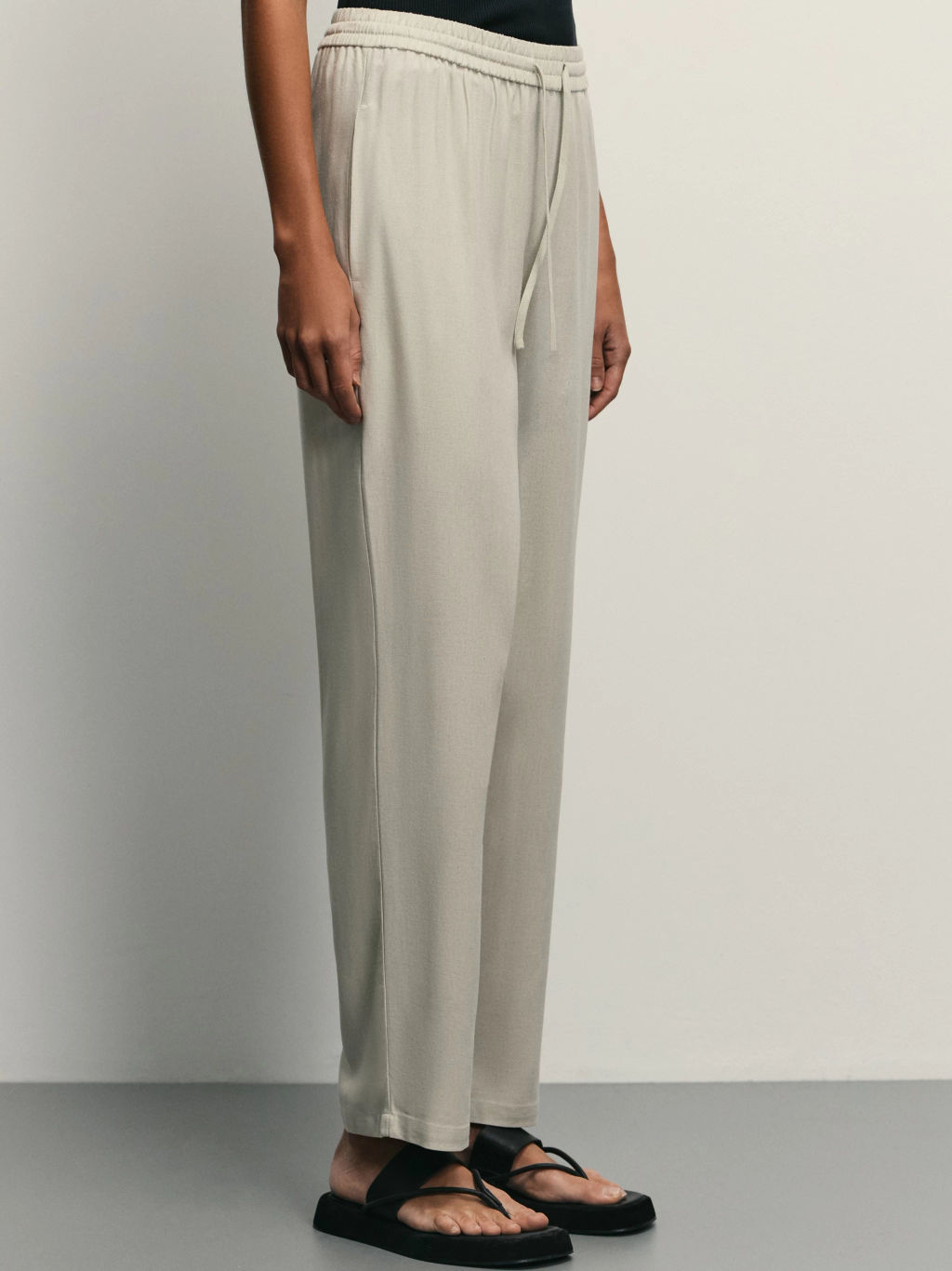 Прямые льняные брюки с эластичным поясом / Zarina фото 4