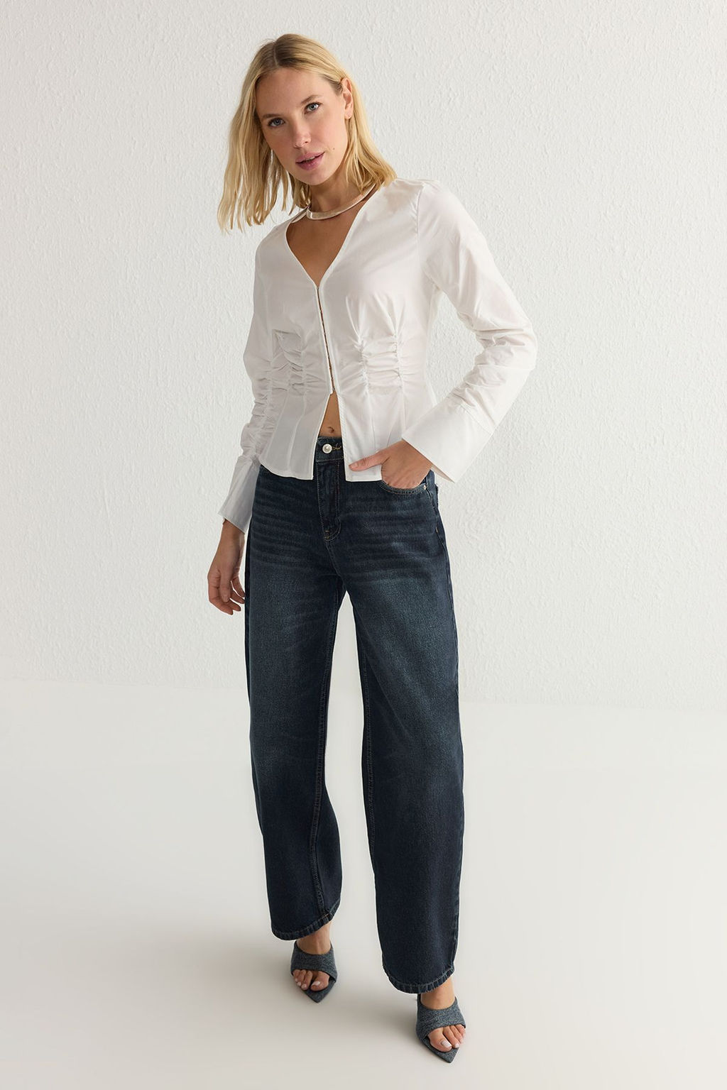 TRENDYOLMILLA Beyaz Belde Buzgu Detayl? Onden Kancal? Fitted Dokuma Gomlek TWOSS25GO00020  фото 2