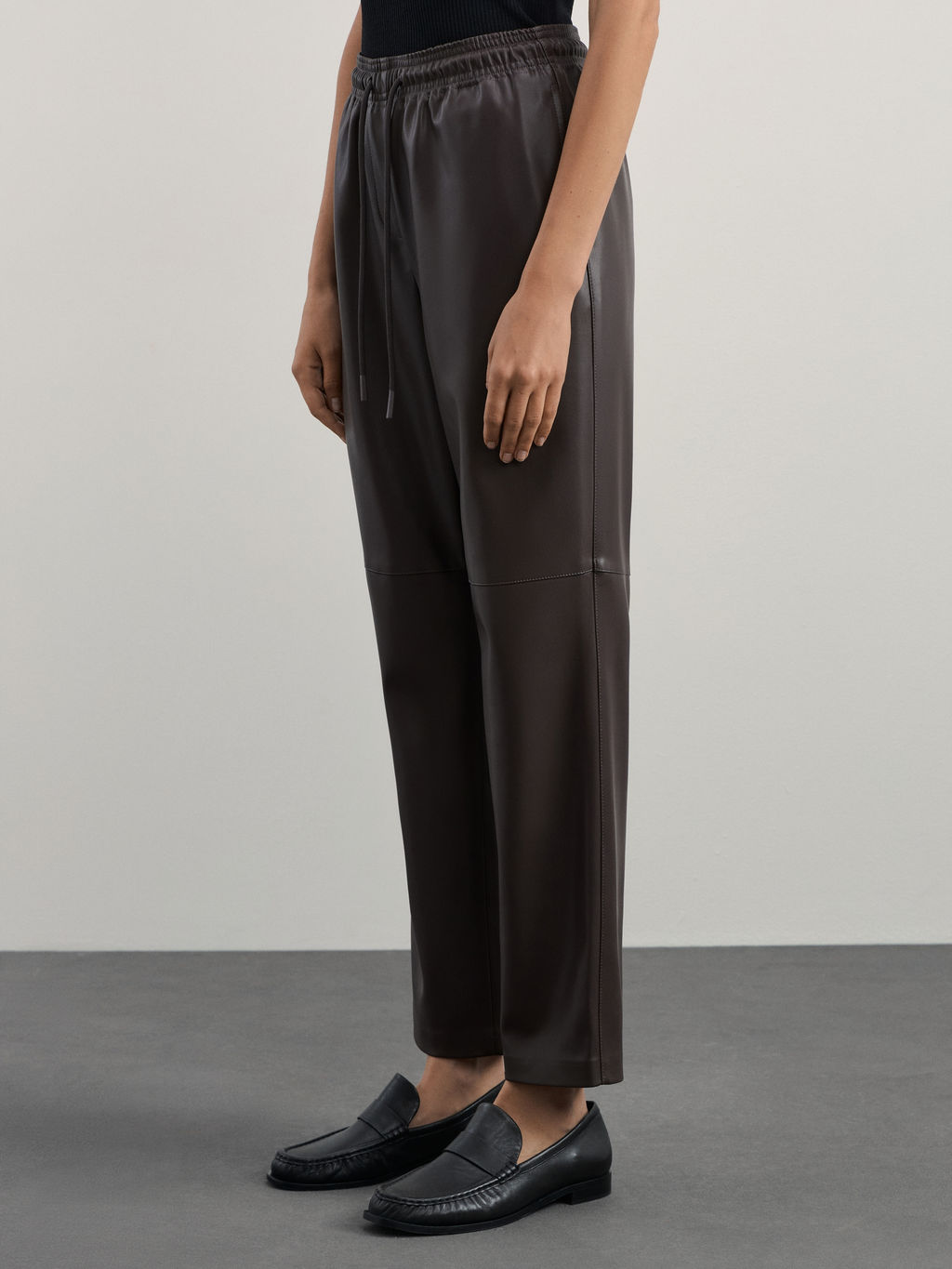 Брюки джоггеры из искусственной кожи / Zarina  фото 3