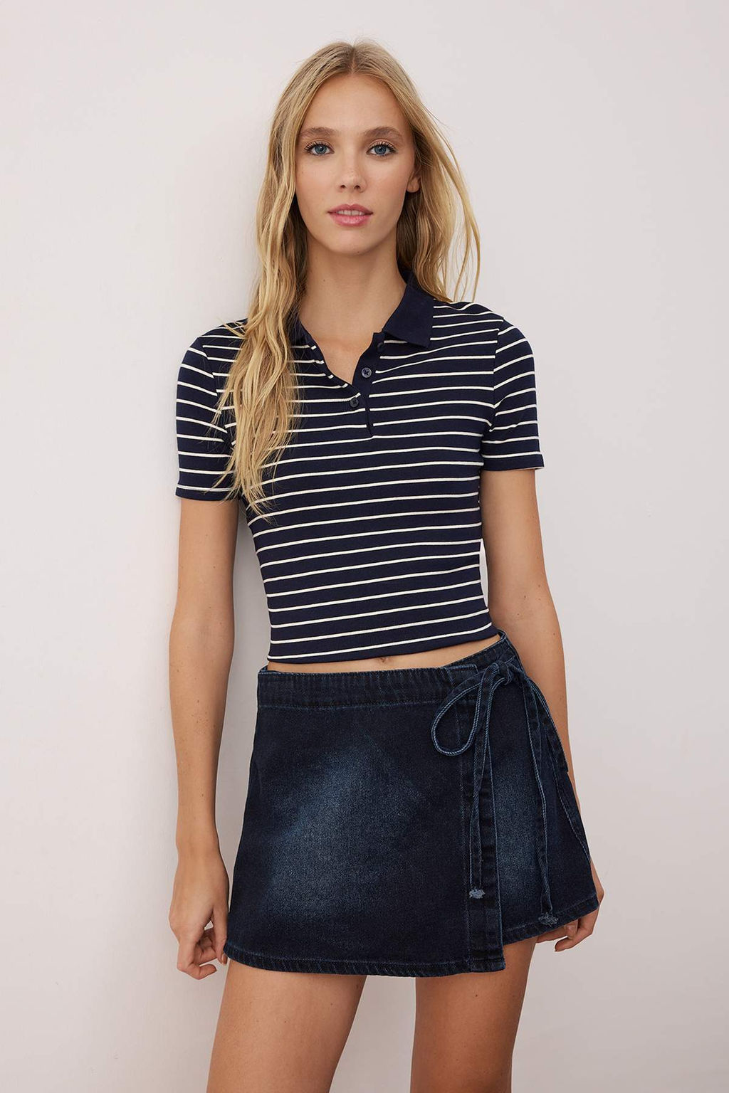 Trendyolmilla Mavi Kruvaze Baglama Detayl? Normal Bel Denim Sort Etek TWOSS25SR00182