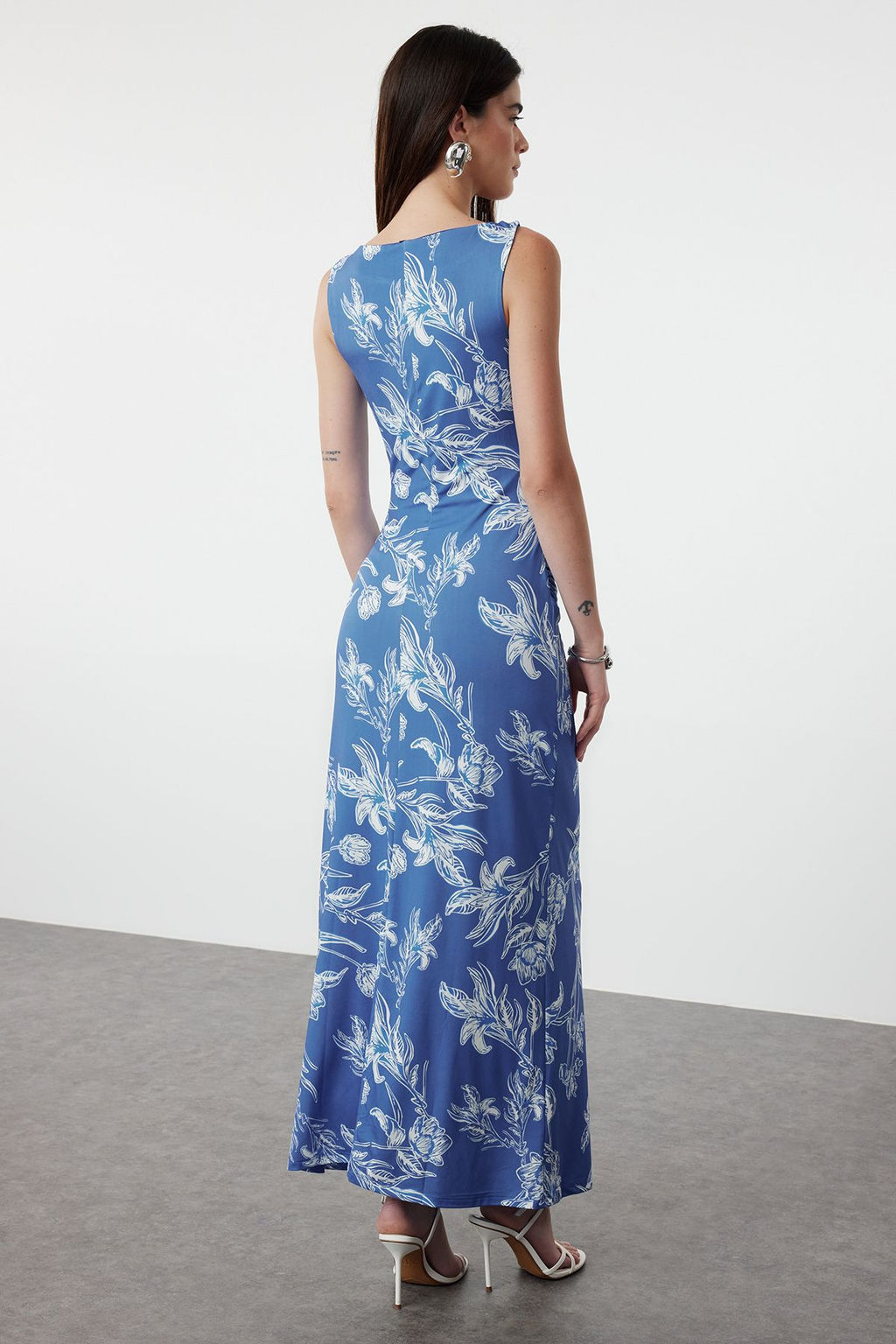 Mavi Cicekli Bask?l? Parlak Yuzeyli Kay?k Kaya Vucuda Oturan Esnek Orme Kalem Elbise TWOSS24EL00528