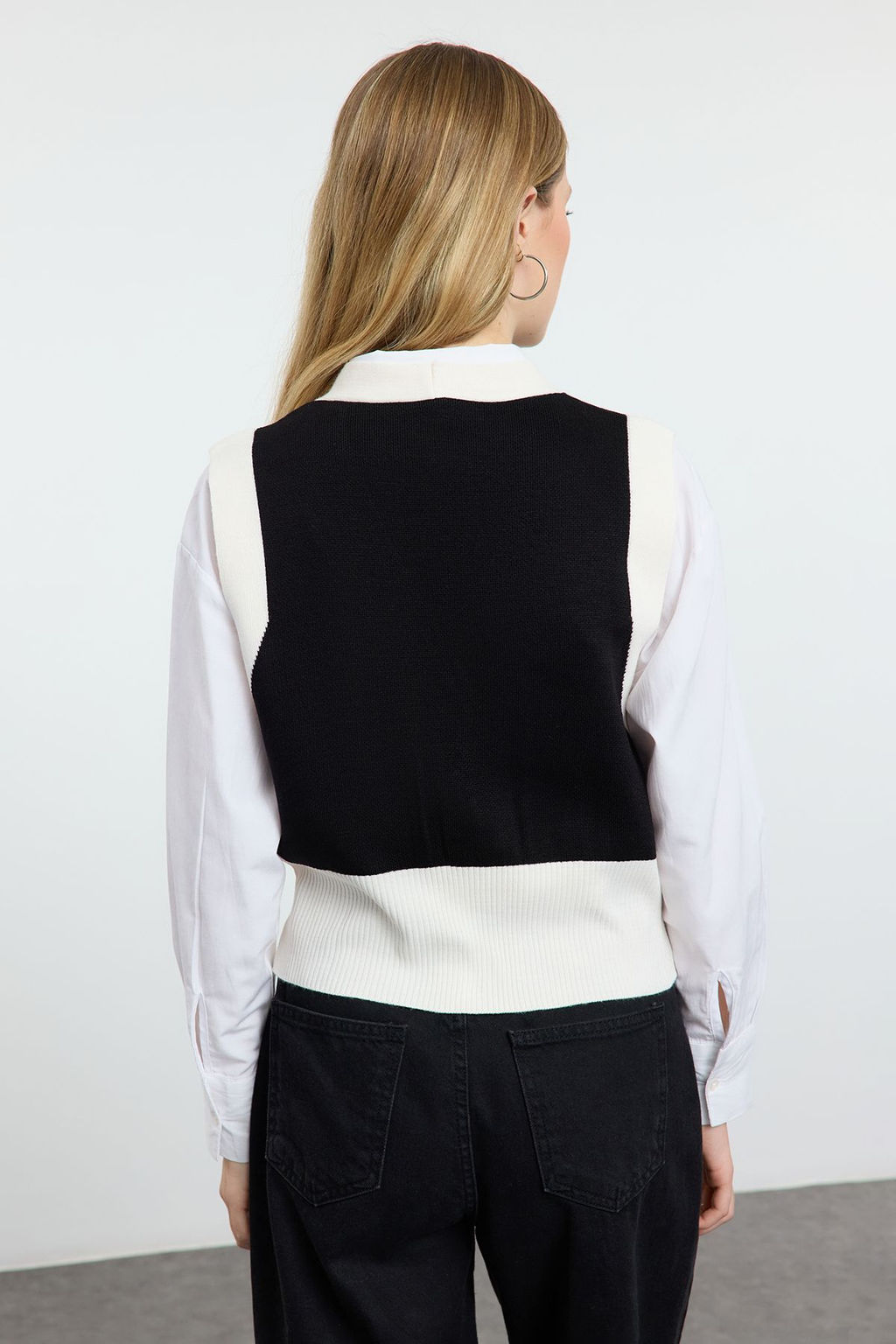 TRENDYOLMILLA Ekru Cep Detayl? V Yaka Fitted Yelek TWOAW25YE00029  фото 5