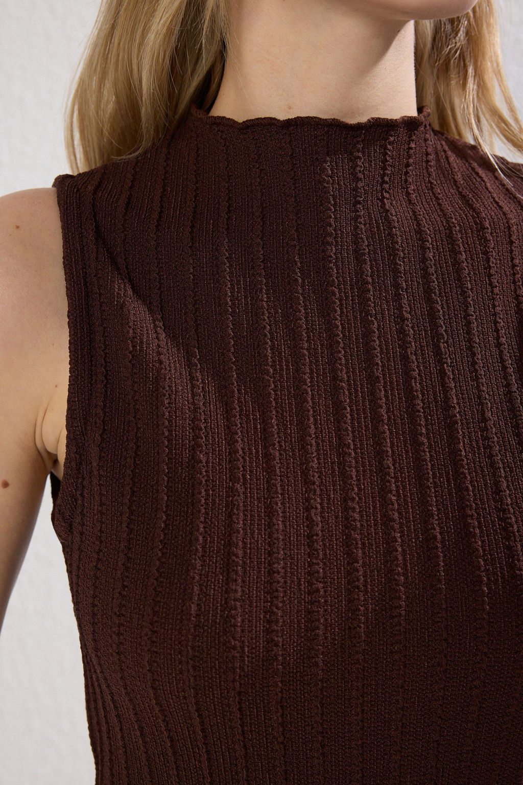 TRENDYOLMILLA Kahverengi Dokulu Kumas Dik Yaka Vucuda Oturan Esnek Maxi Orme Elbise TWOSS25EL00163 фото 8