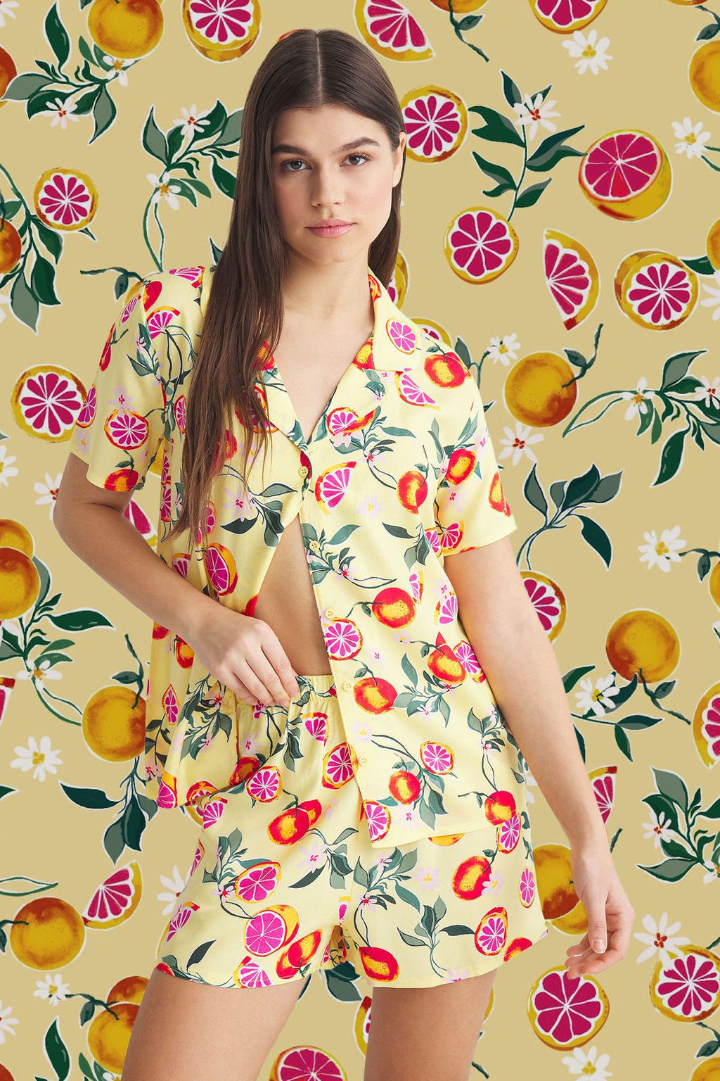 Trendyolmilla Pembe-Cok Renkli Meyve Desenli Viskon Sortlu Dokuma Pijama Tak?m? THMSS25PT00040
