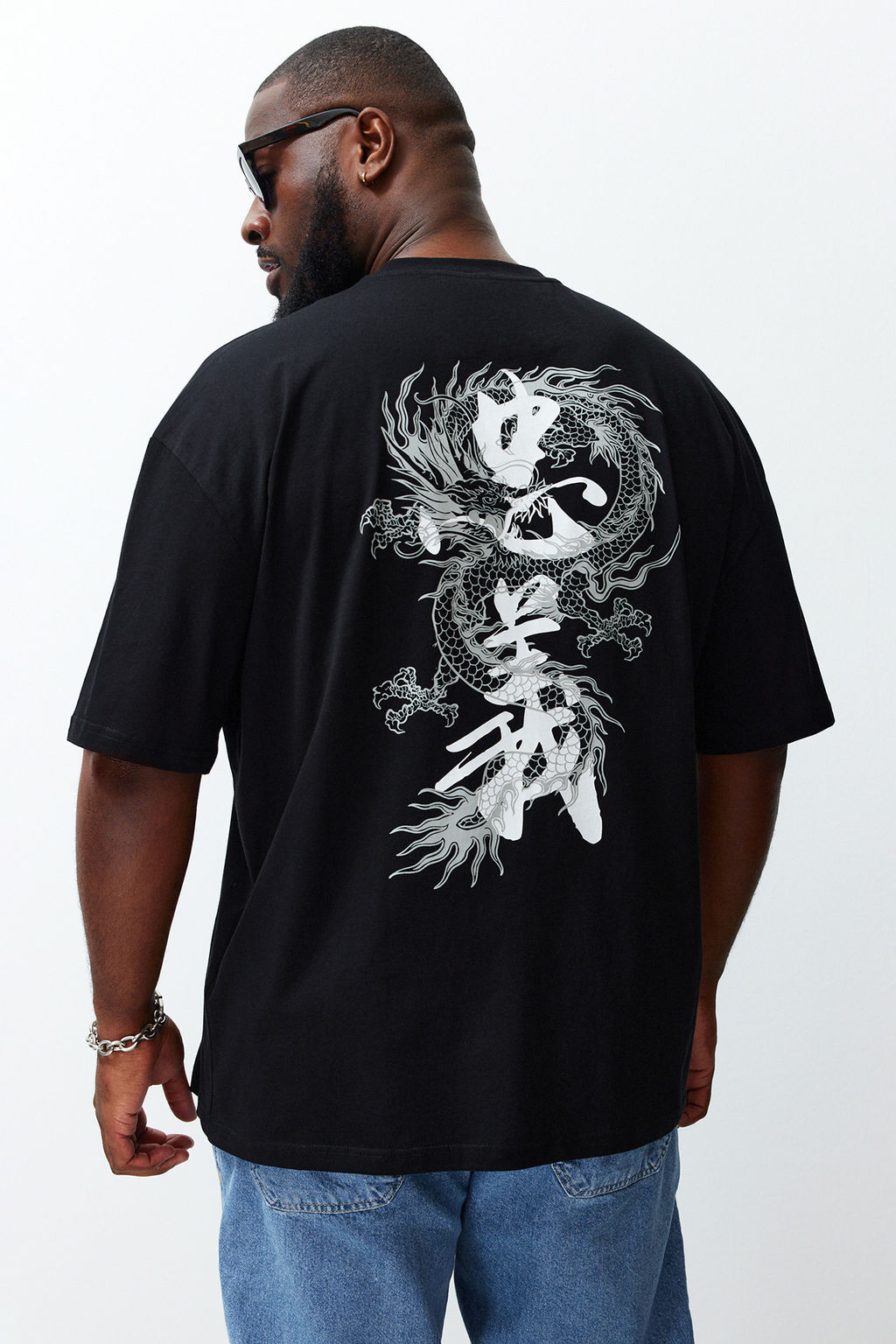 TRENDYOL MAN Buyuk Beden Siyah Oversize/Genis Kesim Uzak Dogu Bask?l? %100 Pamuklu T-shirt TMNSS24BF00032