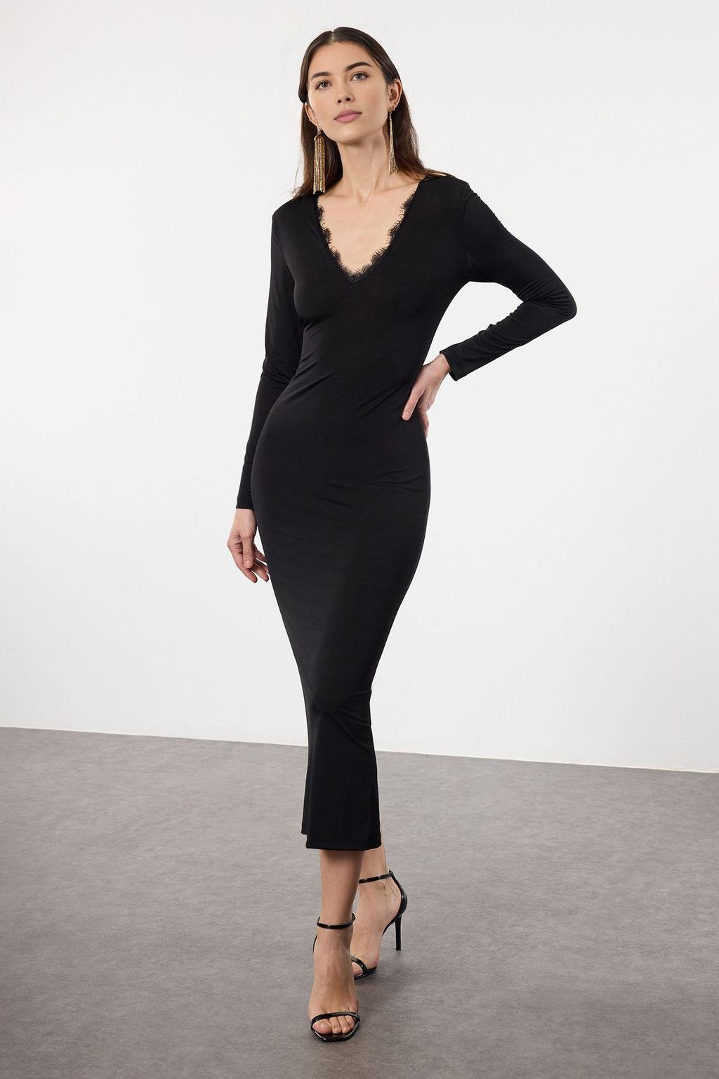 TRENDYOLMILLA Siyah Vucuda Oturan V Yaka Dokuma Elbise TPRAW25EL00164  фото 2