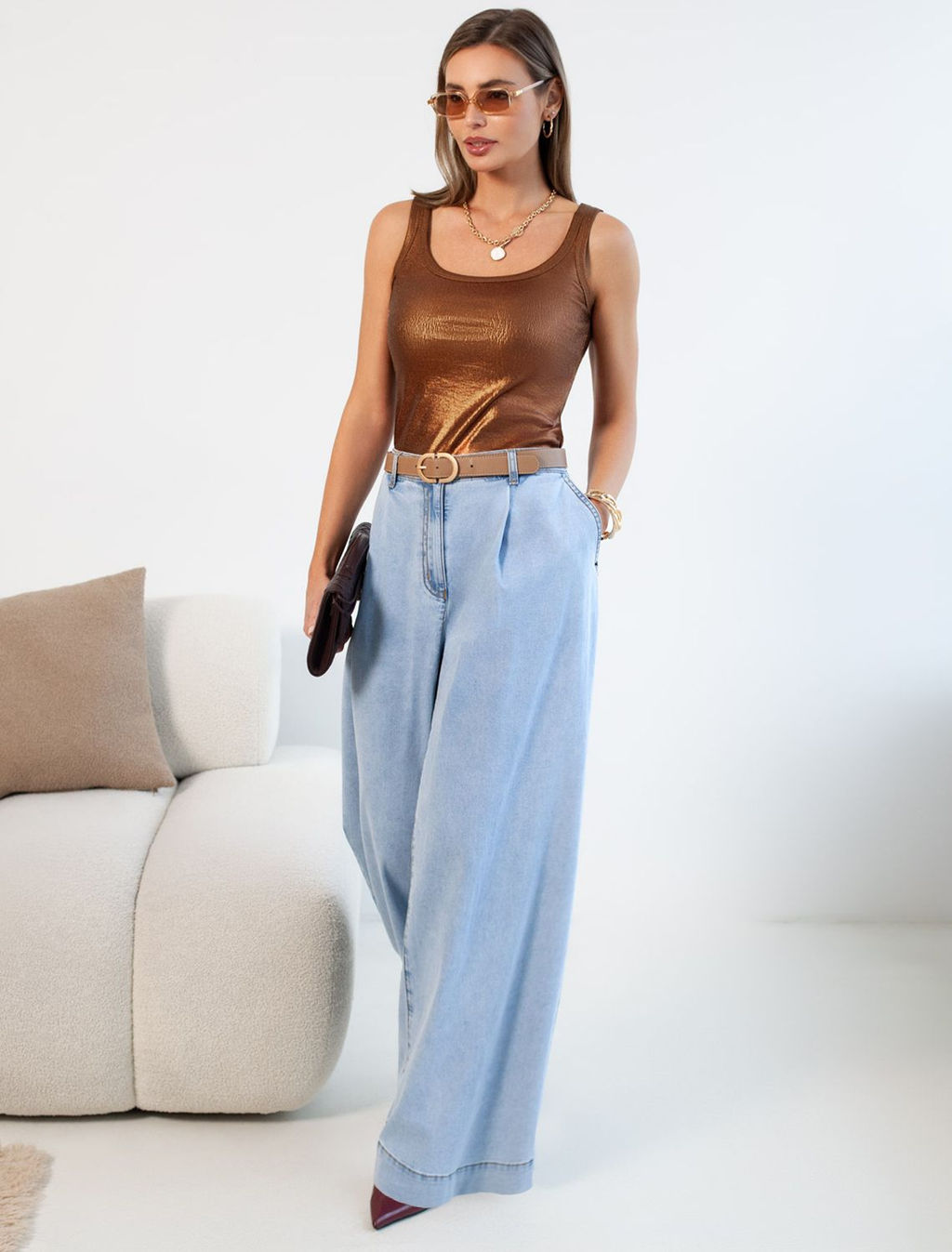 Широкие джинсы с защипами из облегченного денима