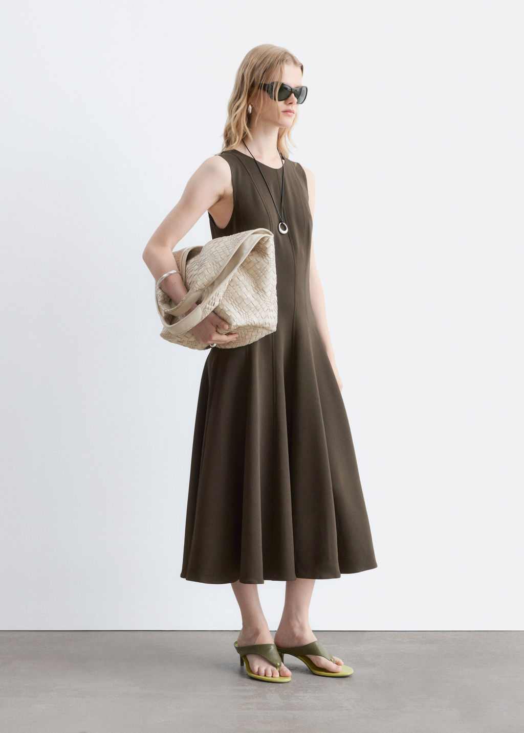 Vestido midi con l?neas de corte verticales