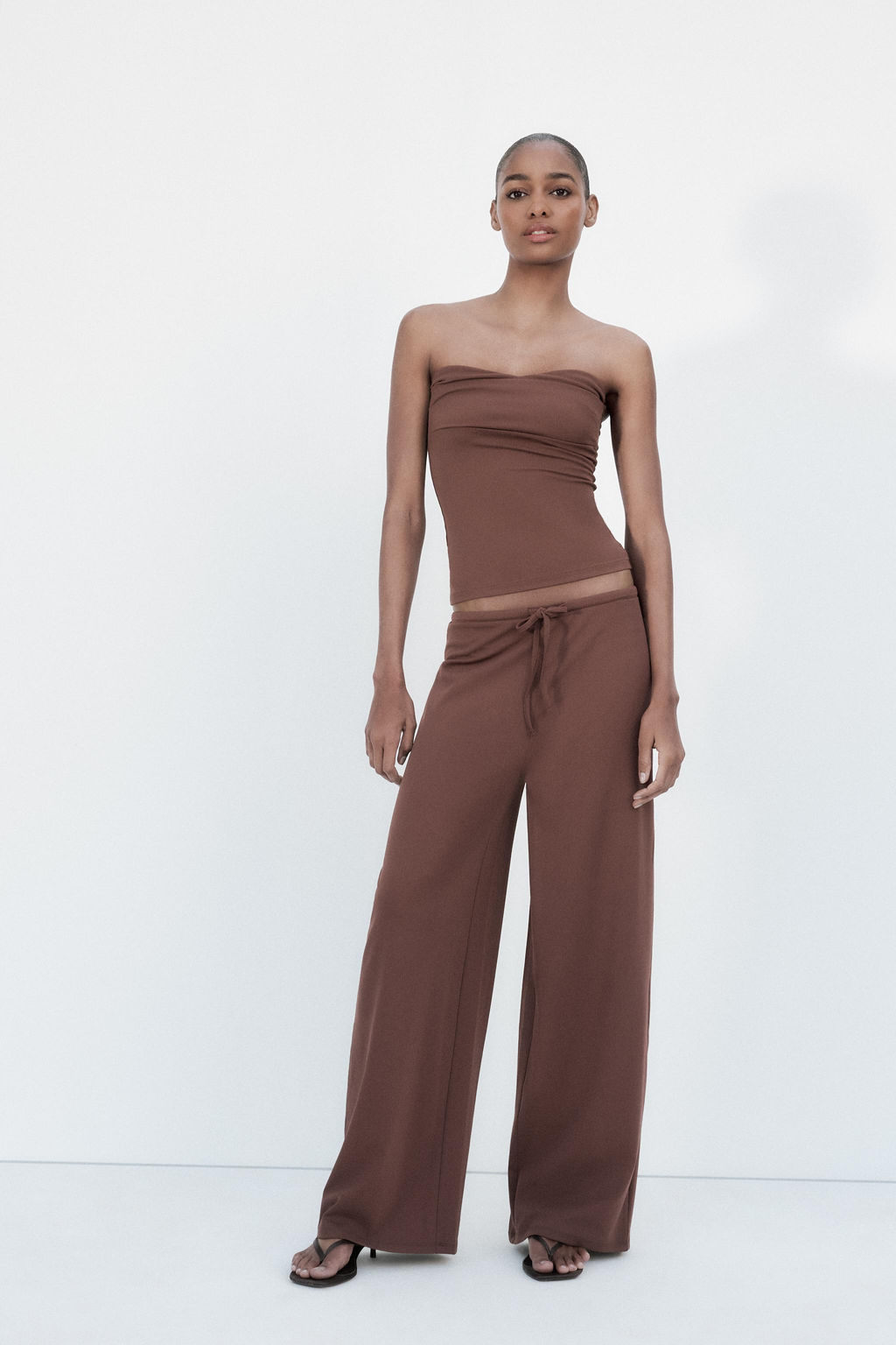 TEXTURED BANDEAU TOP