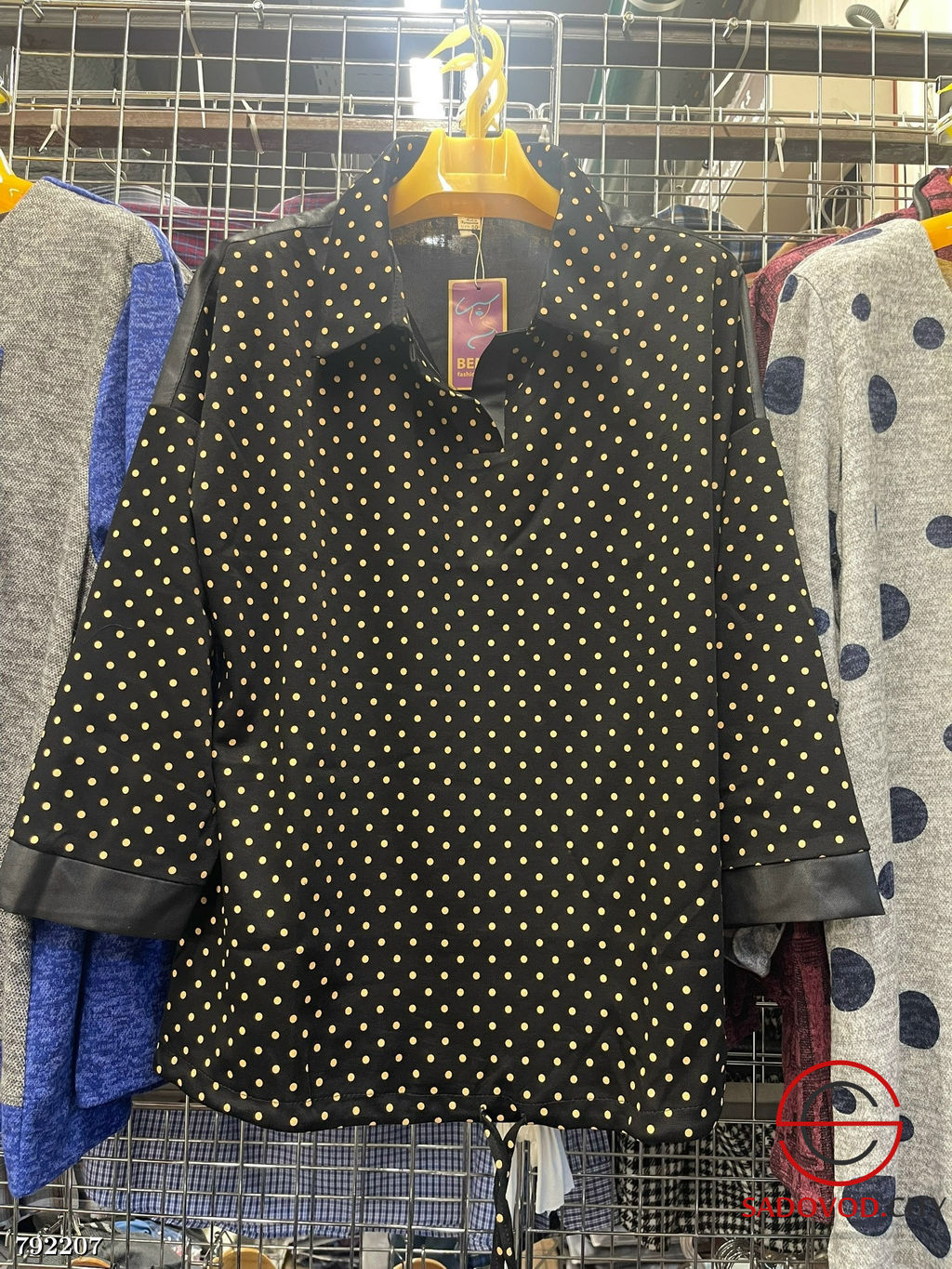 Женская блузка с воротником