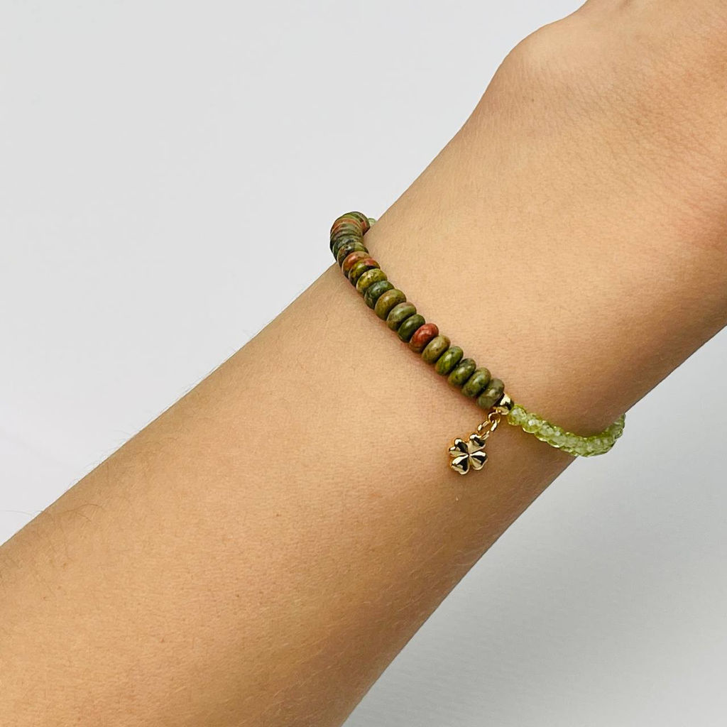 Браслет из Хризолита и Унакита с подвеской "Клевер"