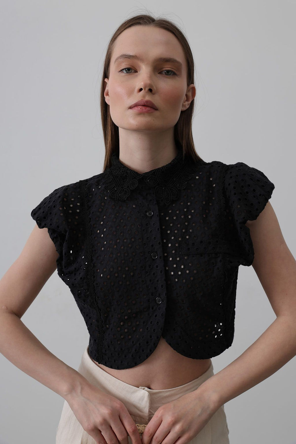 Siyah %100 Pamuk Brode Kolsuz Crop Gomlek TWOSS25GO00175