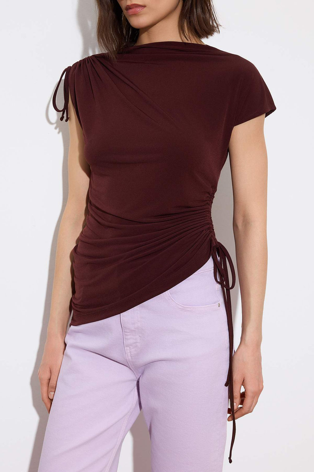 Limited Edition Kahverengi Vucuda Oturan Dik Yaka K?sa Kollu Buzgulu Esnek Orme Bluz TWOSS26BZ00471