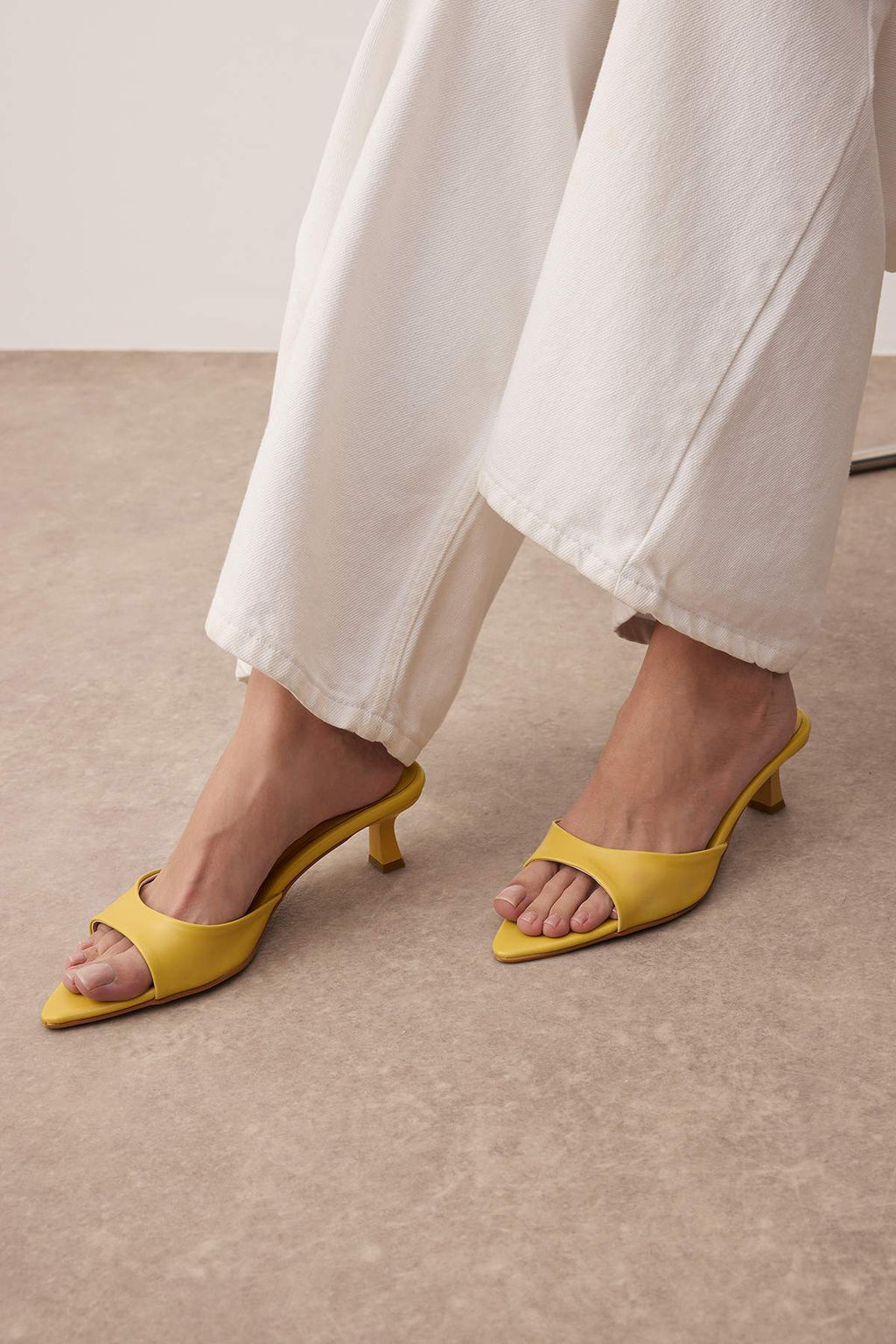 Sar? Sivri Burun Kitten Topuklu Kad?n Topuklu Terlik TAKSS25TO00111