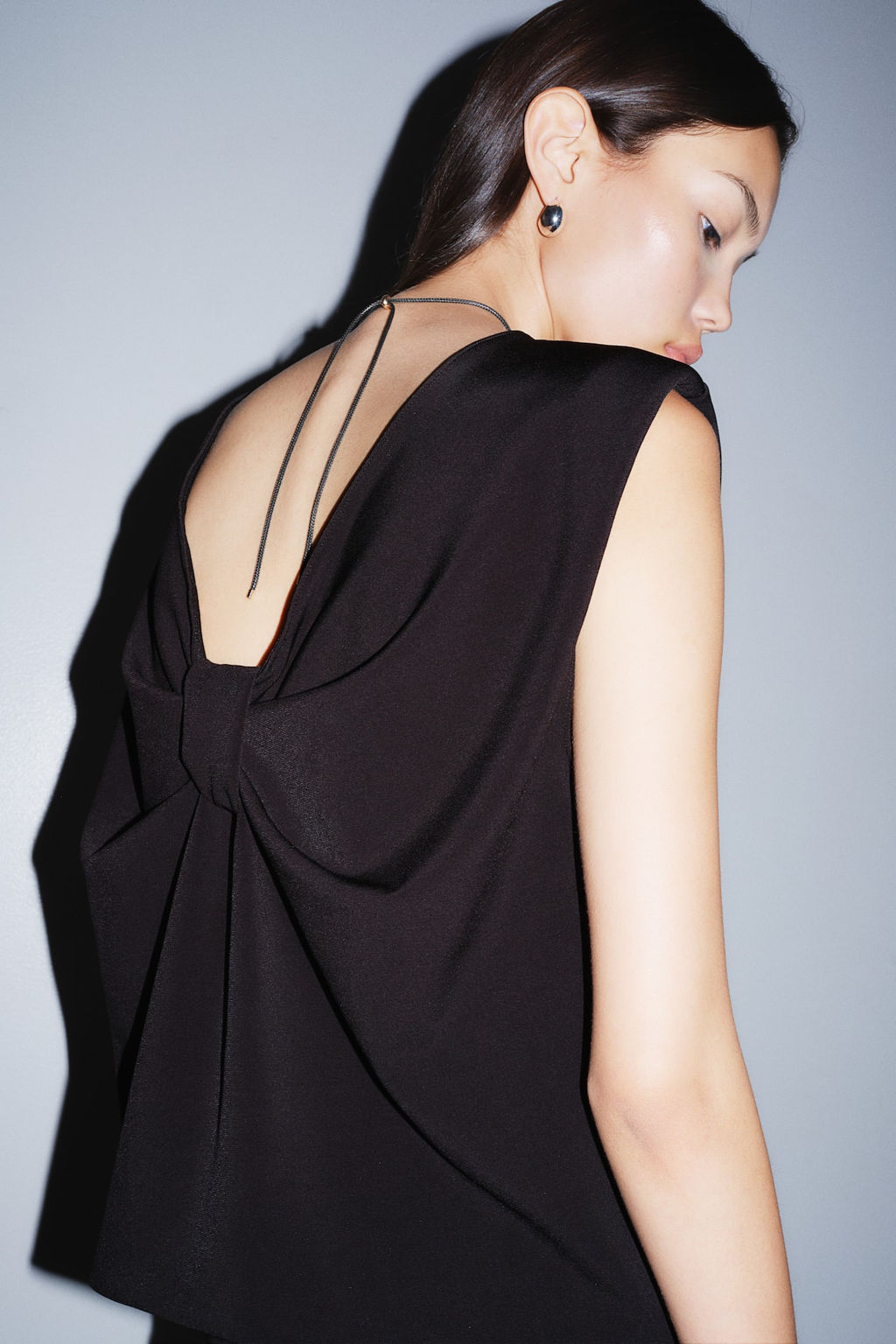 Top con nudo decorativo