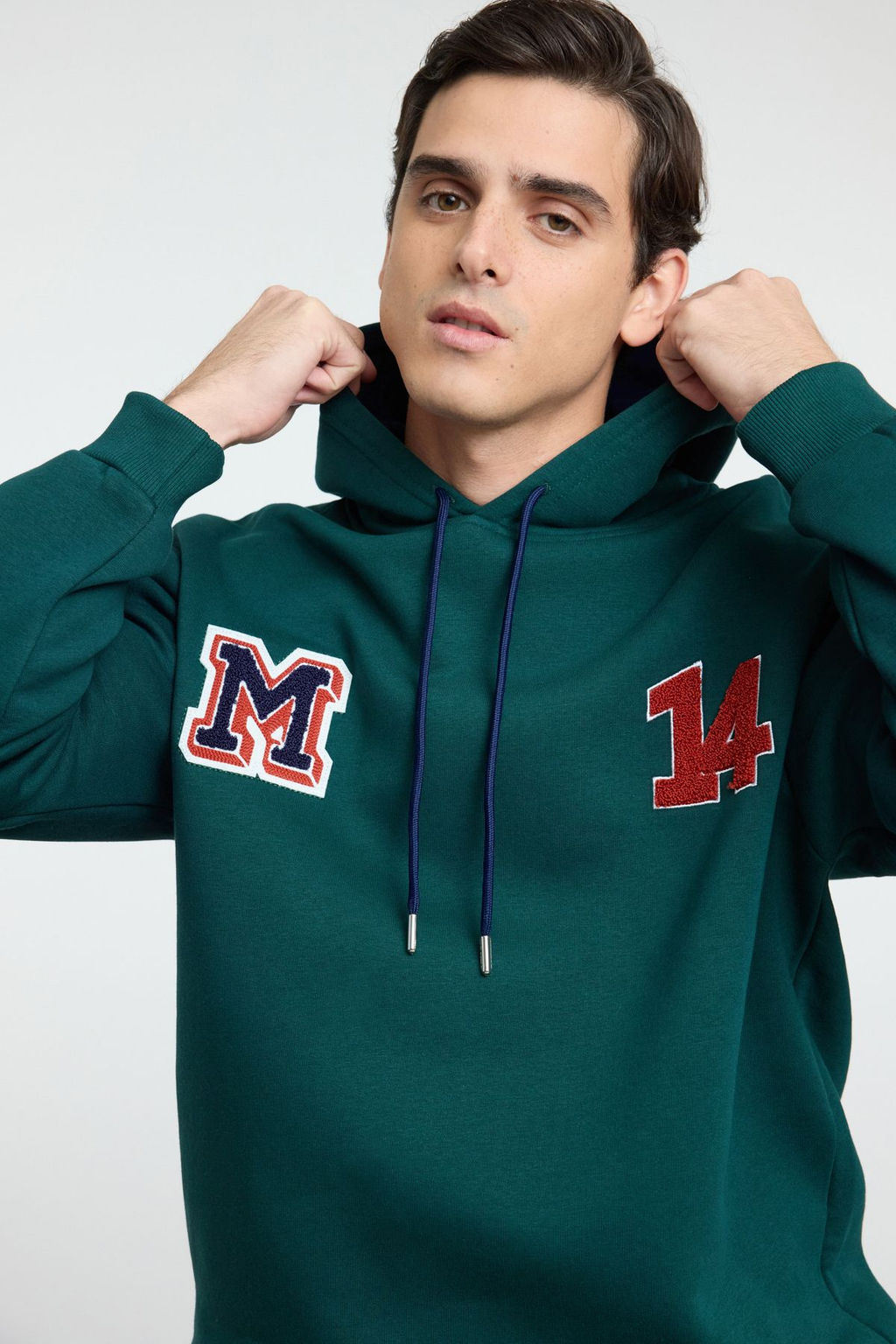 TRENDYOL MAN Zumrut Yesili Oversize/Genis Kesim Harf Patch ve Nak?s Detayl? Kapusonlu Sweatshirt TMNAW25SW00144 - Trendyolmilla фото 2