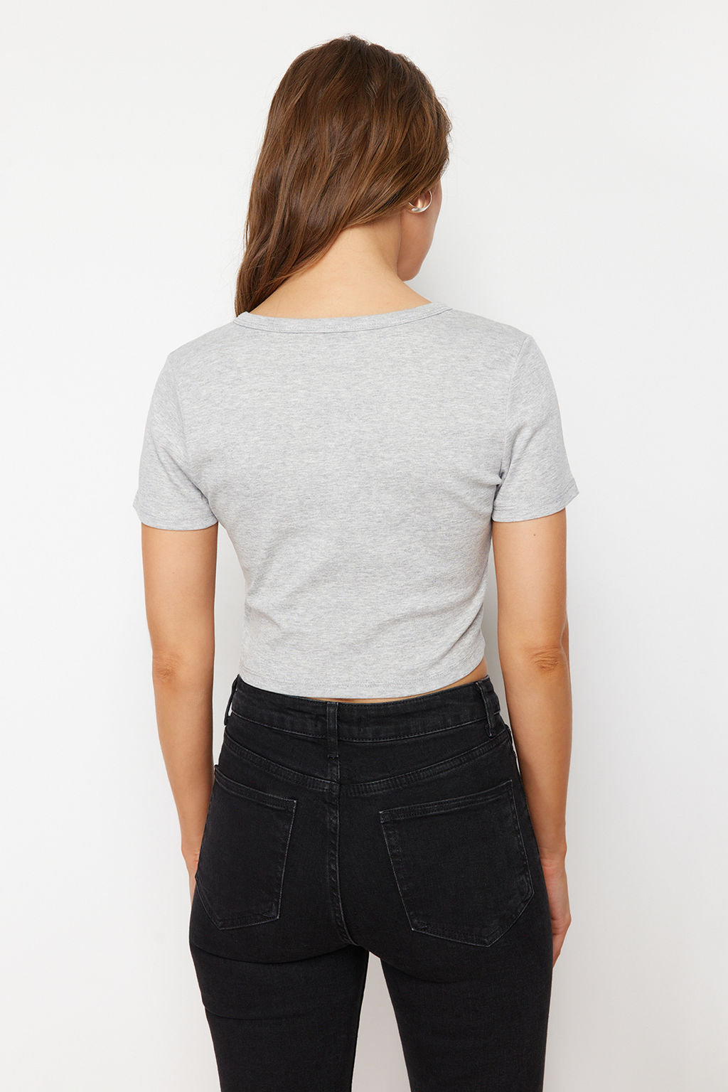 Gri Melanj %100 Pamuk V Yaka Detayl? Vucuda Oturan Crop Esnek Orme T-Shirt TWOSS24TS00194 - Trendyolmilla фото 6
