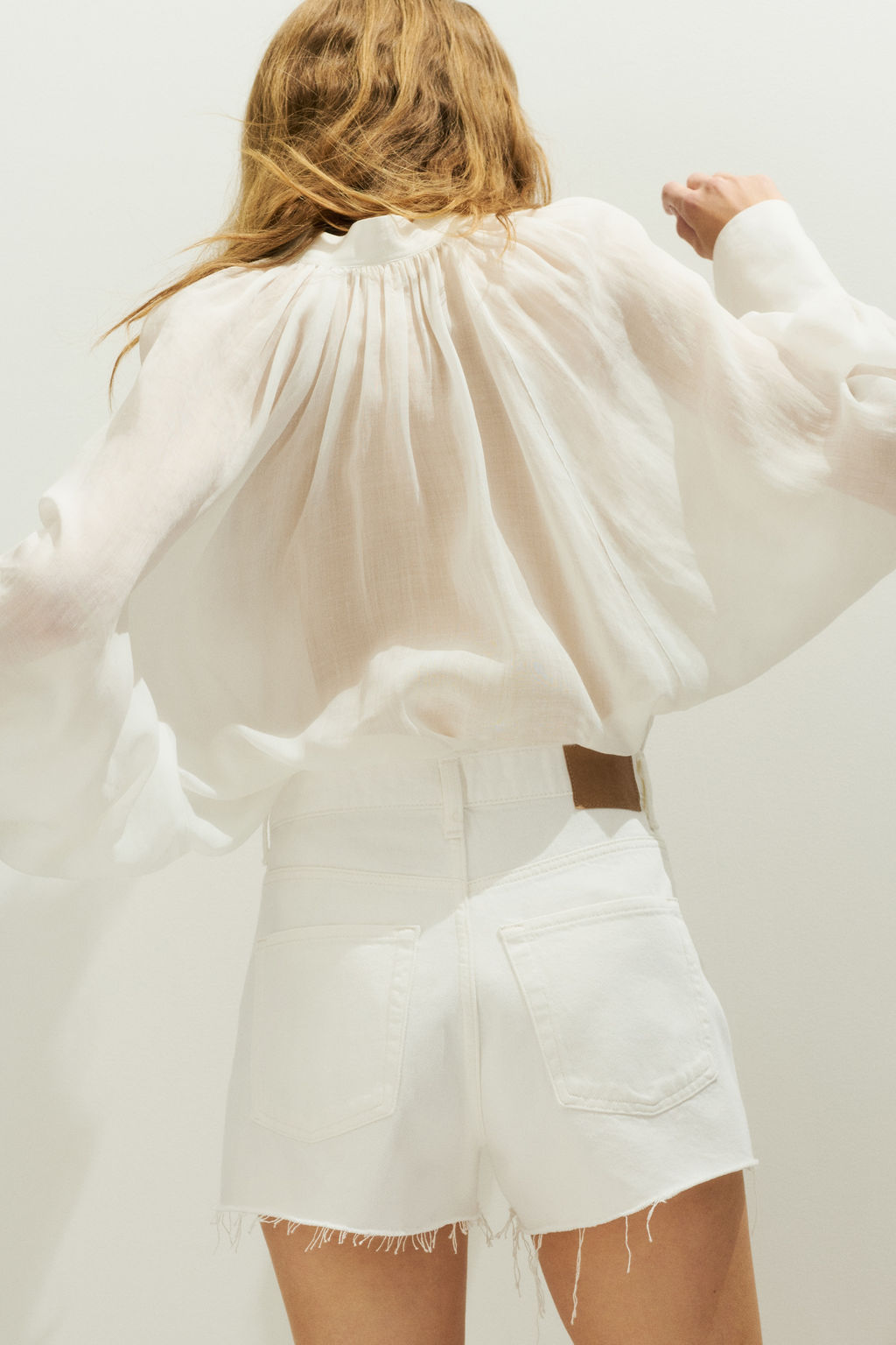Vaquero corto con bajo deshilachado - H&m фото 4