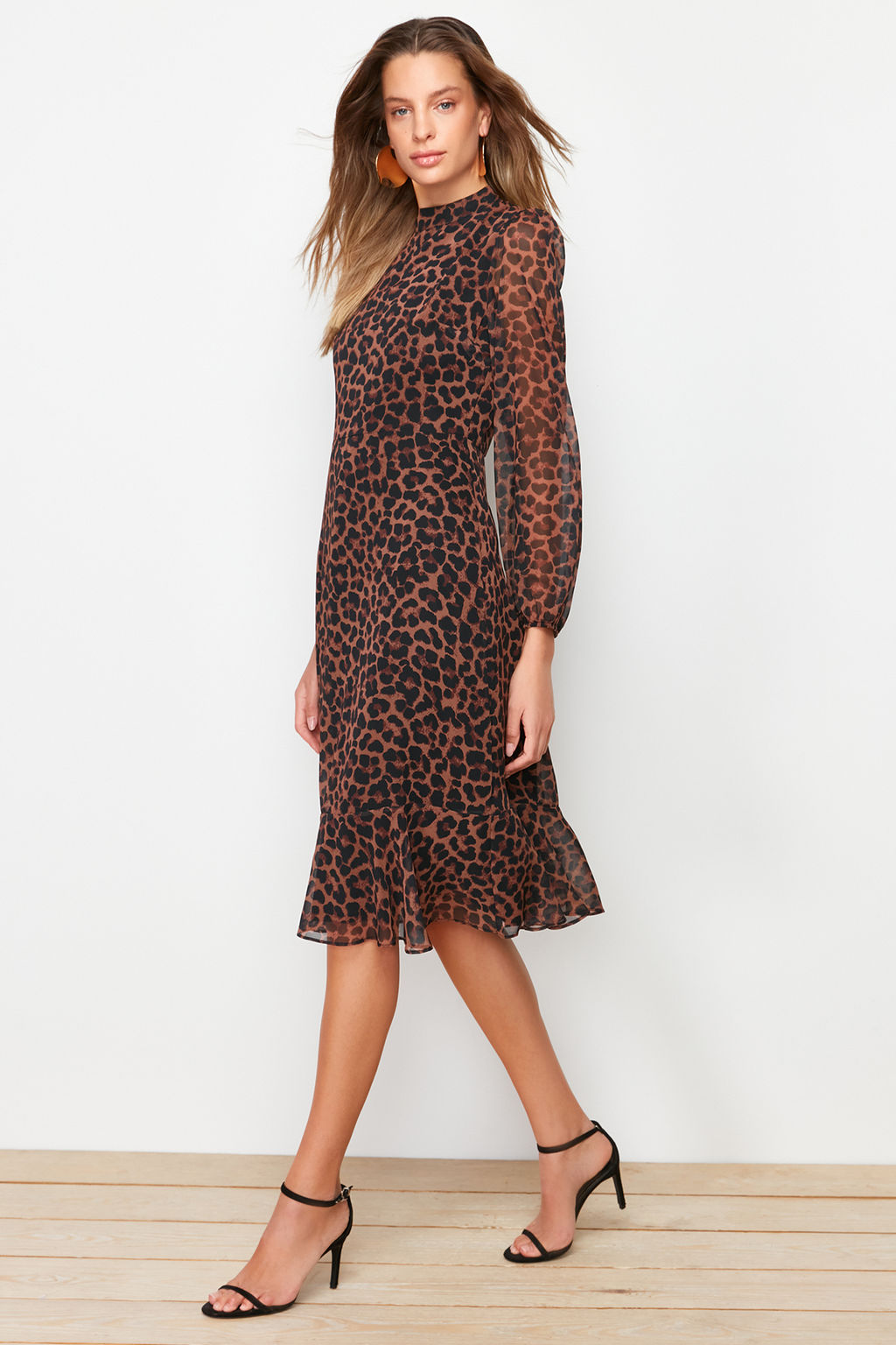 TRENDYOLMILLA Camel Dik Yakal? Etegi Volanl? Sifon Dokuma K?sl?k Elbise TWOAW20EL1313