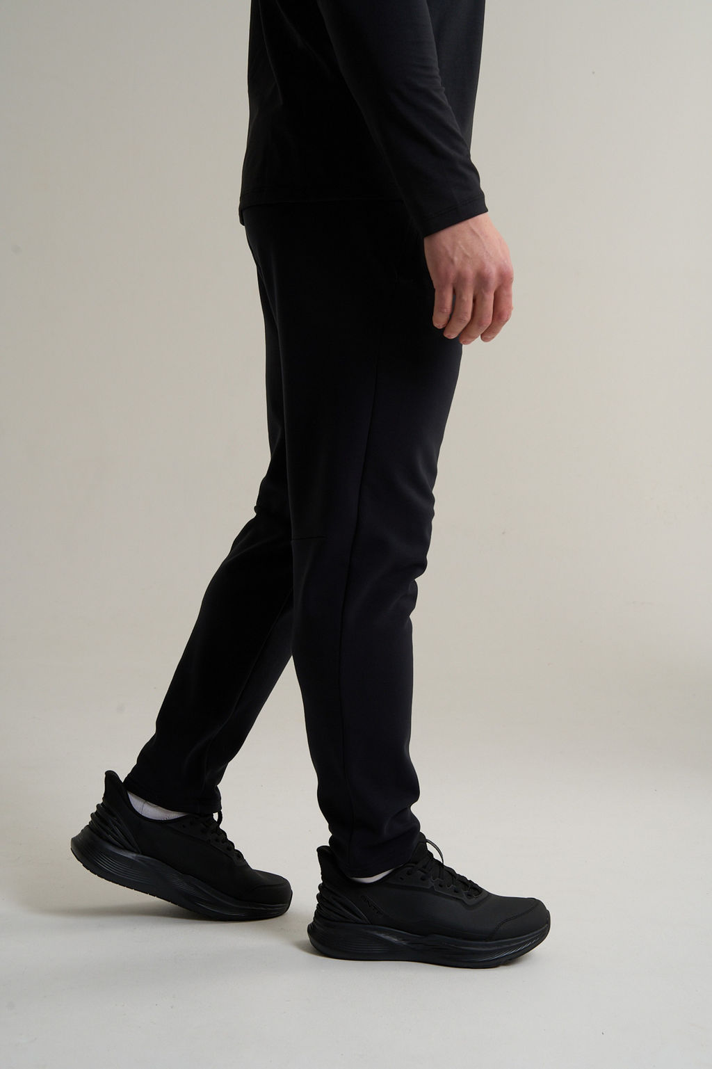 Брюки трикотажные утепленные Черный ANTA RUNNING Knit Track Pants фото 4