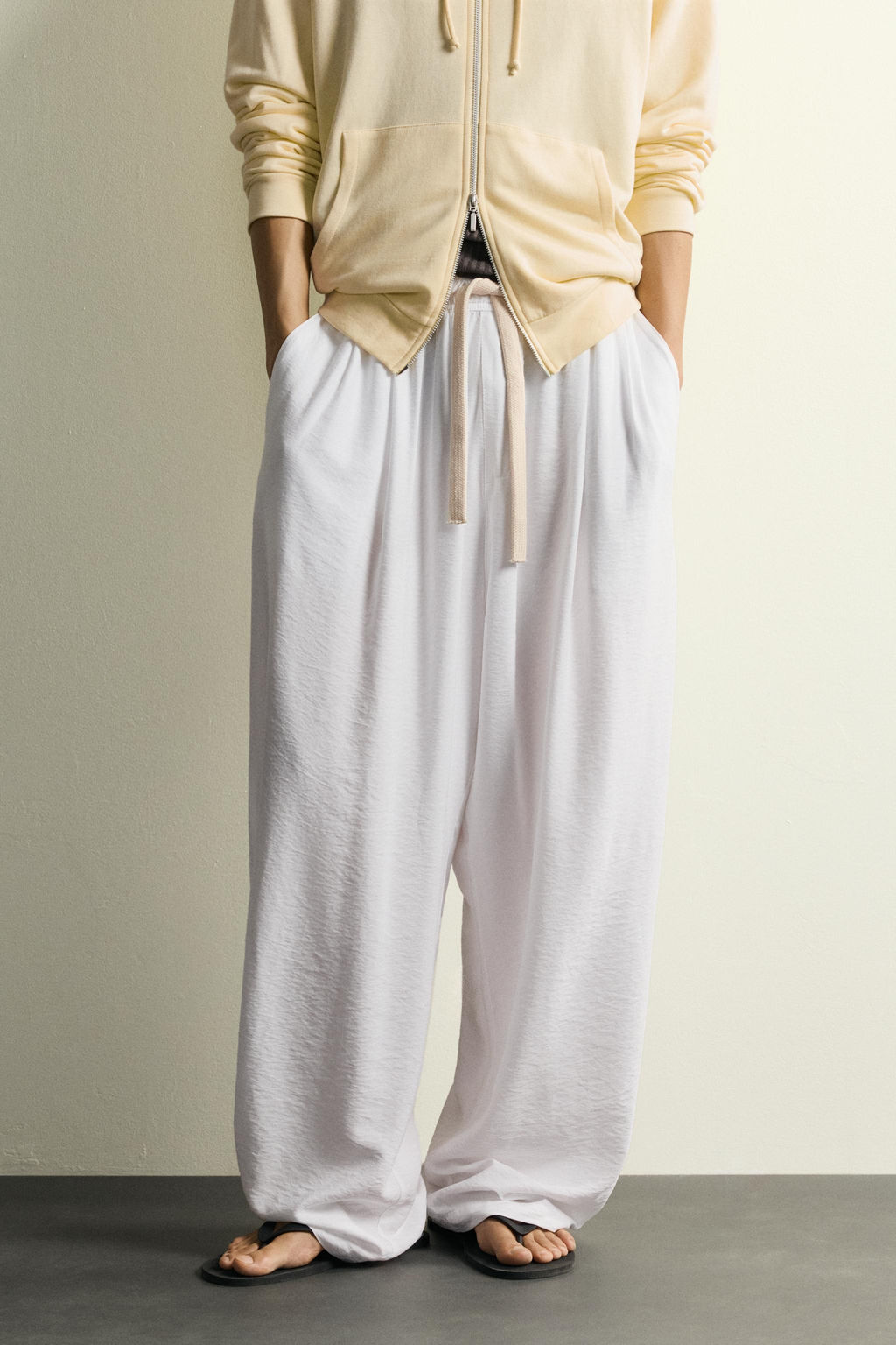 PANTAL?N FLUIDO RELAXED FIT / Blanco - Zara фото 2