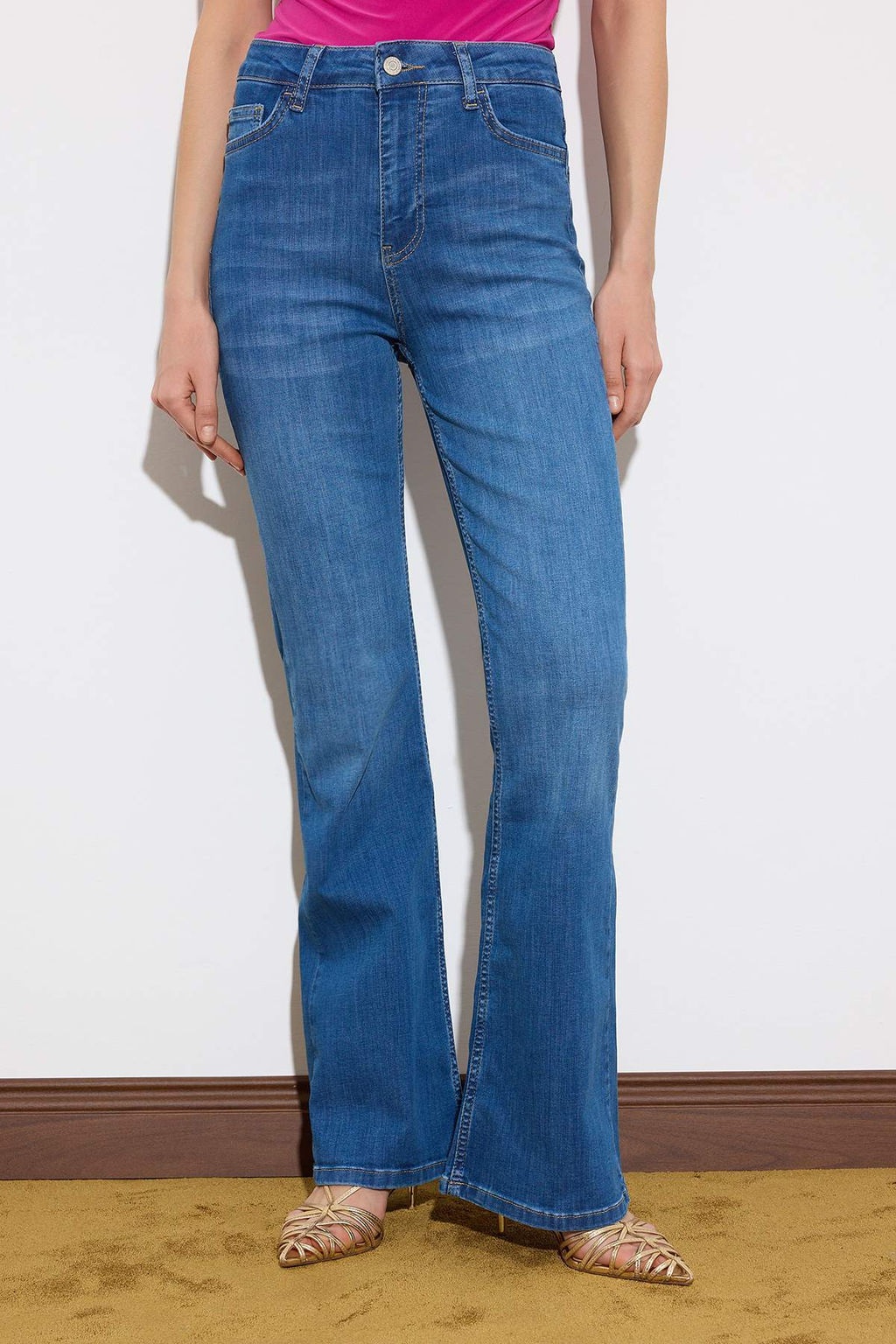 Koyu Mavi TOPARLAYICI Yuksek Bel Ekstra Esnek Flare Uzun Boy Jeans TWOSS26JE00103 - Trendyolmilla фото 7