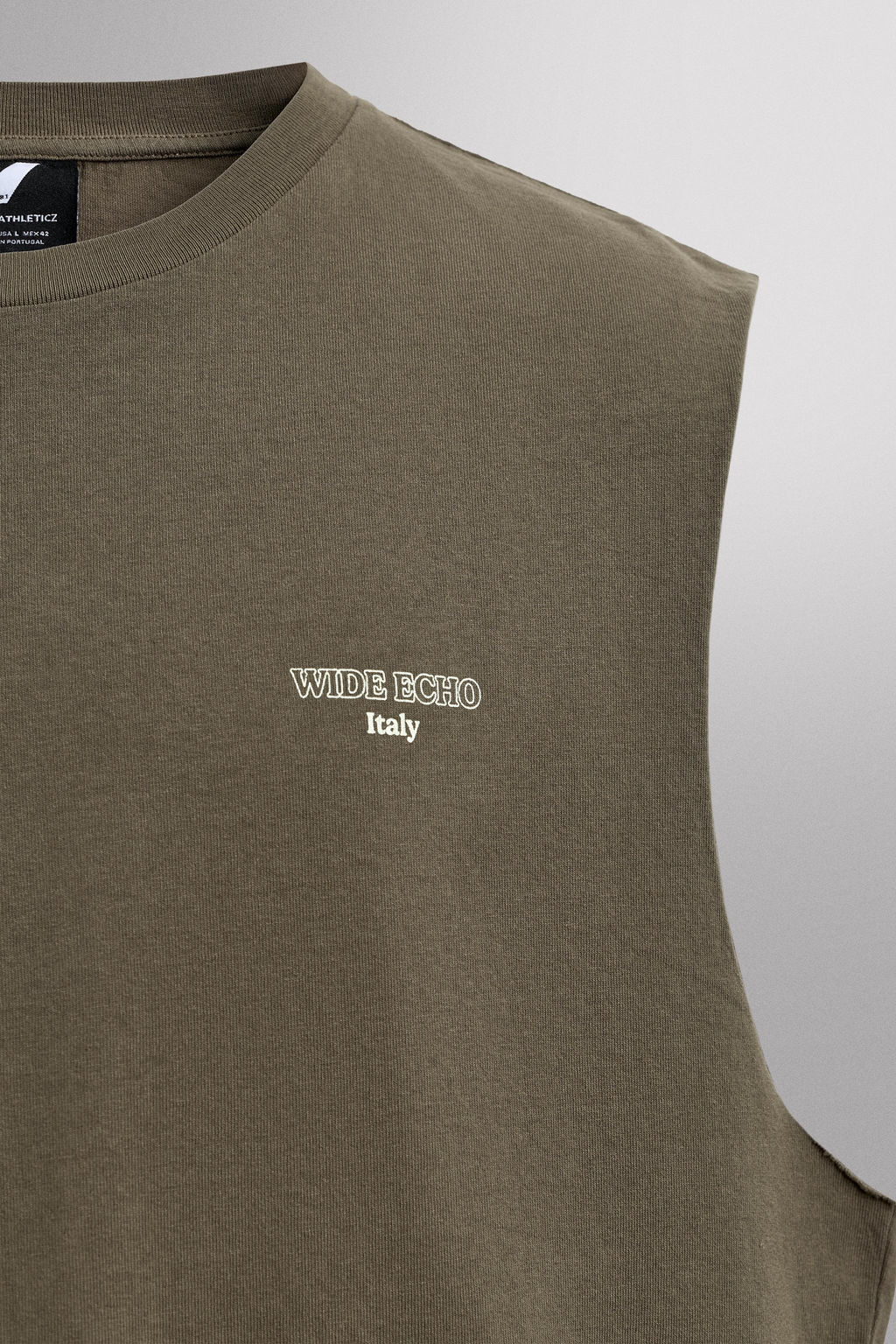 CAMISETA TANK ESTAMPADOS CONTRASTE / verde lavado