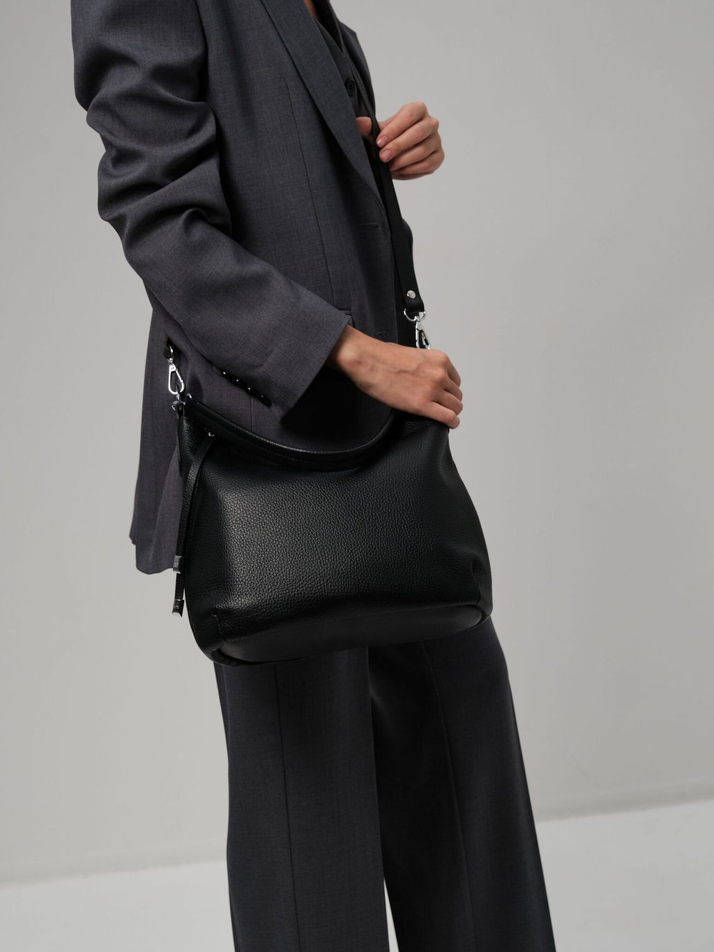 Сумка кожаная на плечо Azaro 3405 черная