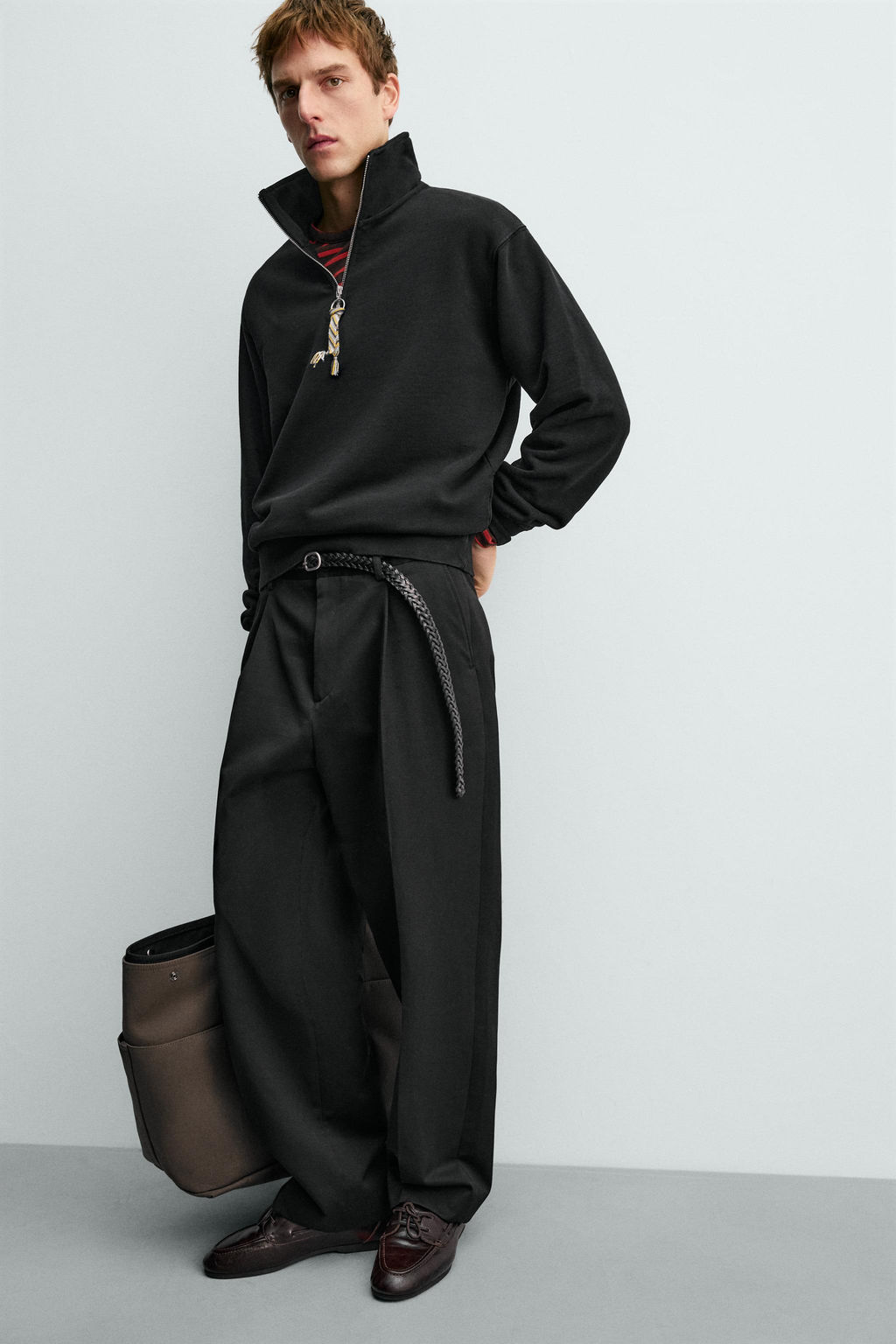 SUDADERA CUELLO CREMALLERA CINTA AARON LEVINE X ZARA / Negro  фото 6