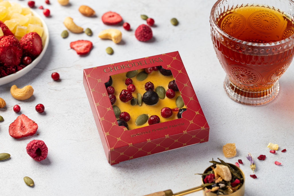 Шоколад белый с украшением Облепиха и брусника 35 гр - Chokodelika фото 4