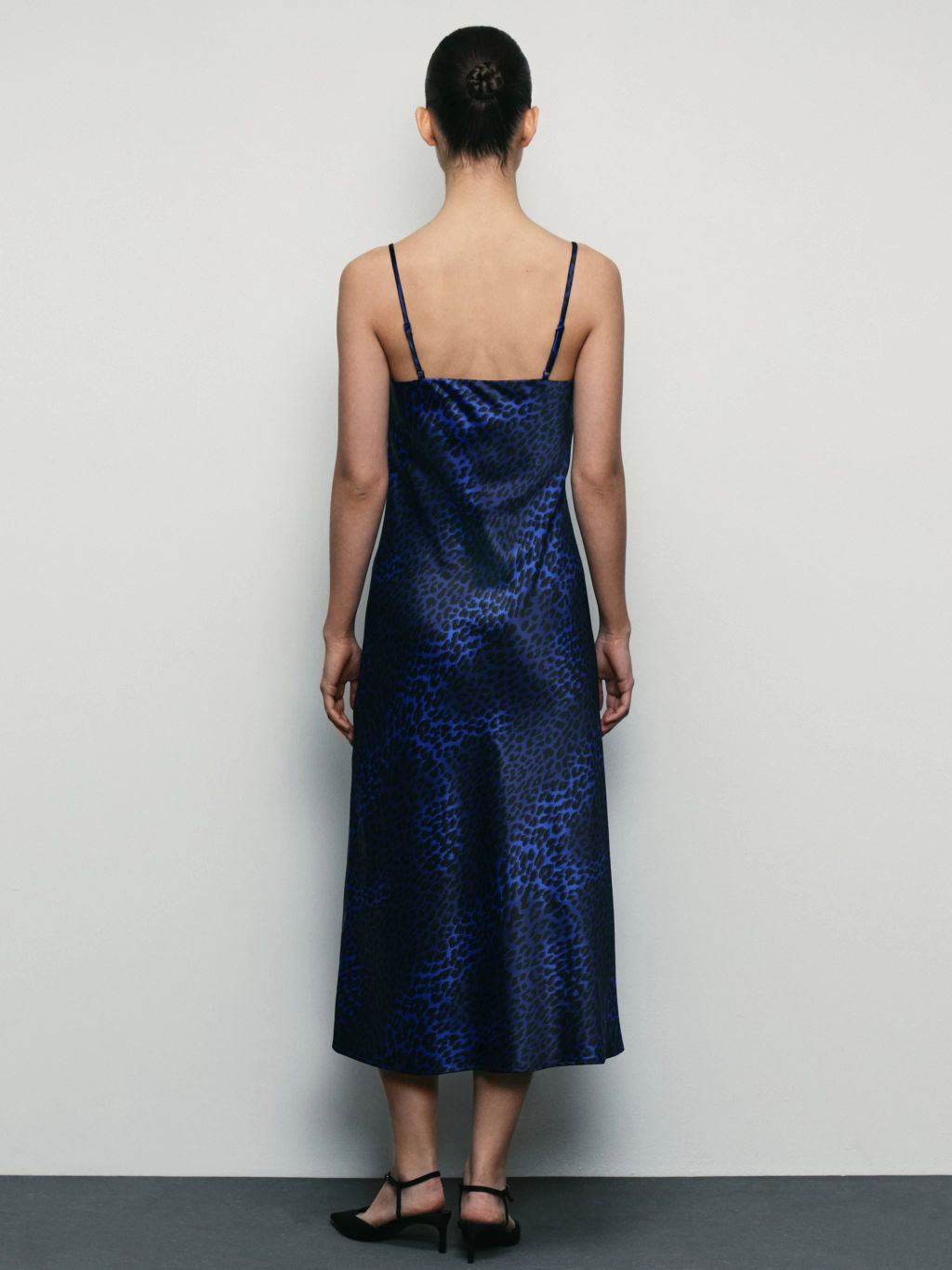 Атласное платье миди на бретелях / Zarina  фото 4