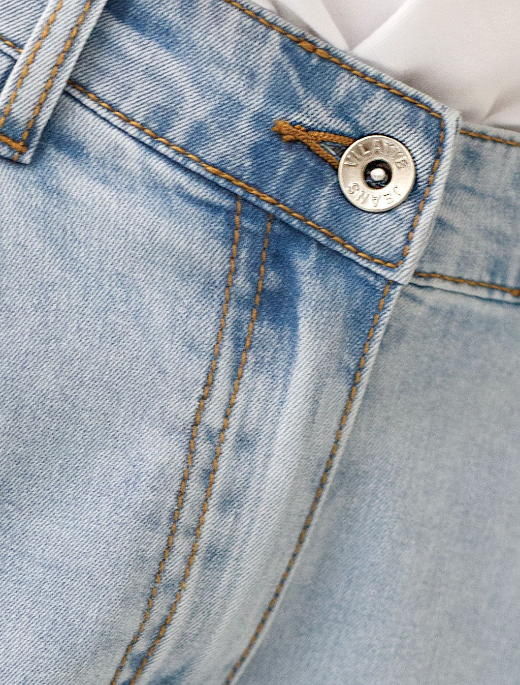 Свободные шорты с защипами из облегченного денима