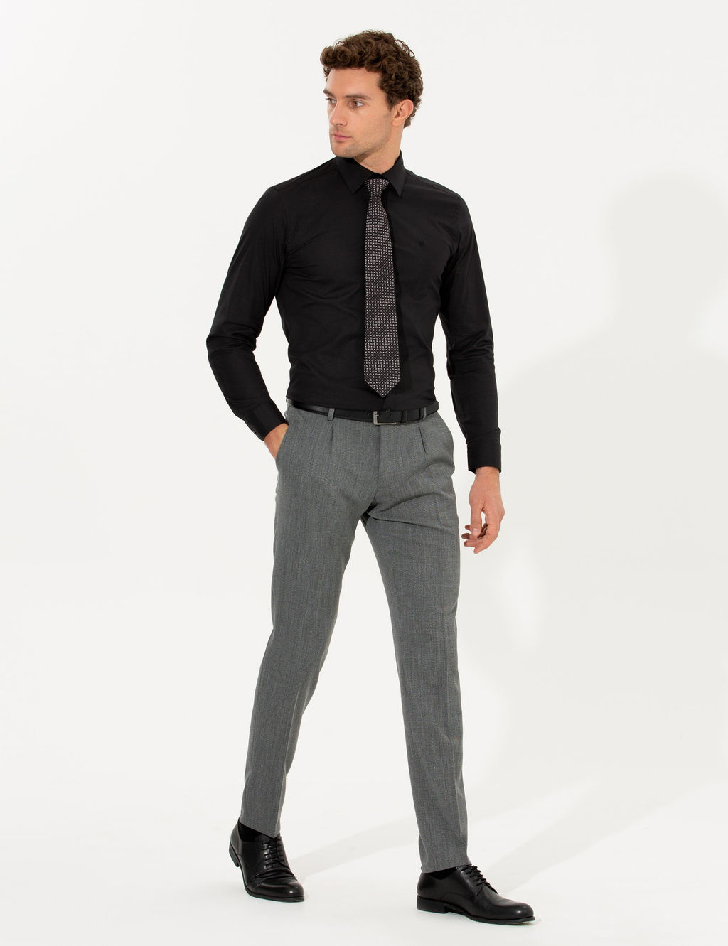 Черная базовая рубашка приталенного кроя с длинным рукавом - Cacharel фото 4