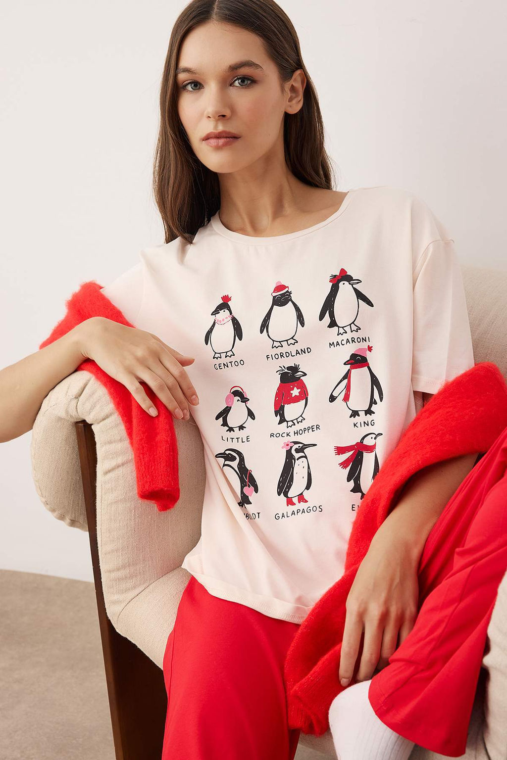 Ekru-K?rm?z? Penguen Bask?l? Yumusak Tuse Pamuklu Likral? Orme Pijama Tak?m? THMAW26PT00156