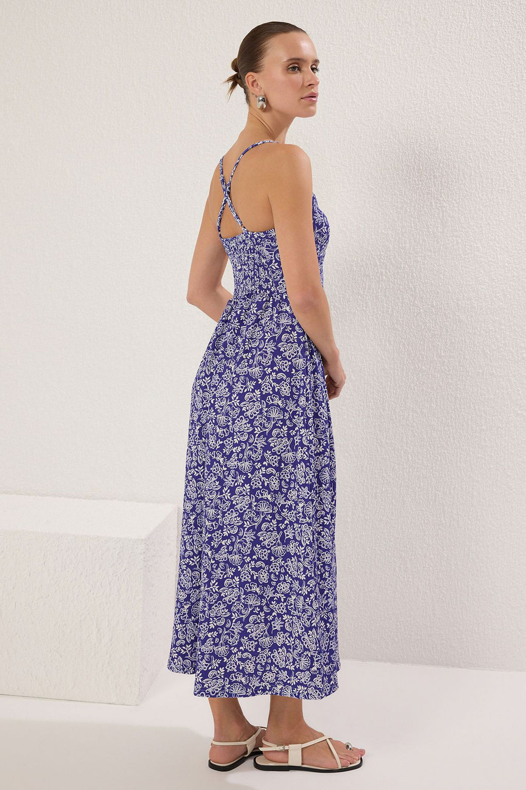 Mavi Cicek Bask?l? Ask?l? V Yaka Buzgulu Etegi Volanl? Fitilli Esnek Maxi Orme Elbise TWOSS25EL00239 - Trendyolmilla фото 8