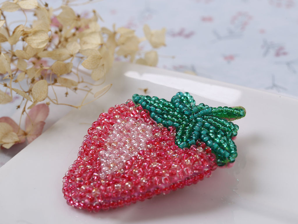 Klart набор для вышивания 10-020 Брошь. Клубника 4.5 х 6 см